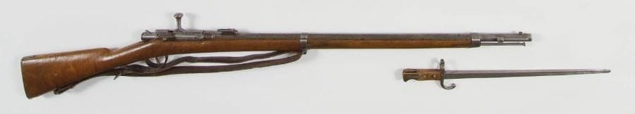 France
Fusil Gras modèle 1874 des Bataillons scolaires à verrou, calibre 14 mm. Canon rond à pans au tonnerre, obturé. Garnitures en fer. Crosse en noyer, numéroté, avec marquages «Sté Gle des fournitures militaires. Paris» Avec une baïonnette Gras des bataillons scolaires, à lame épointée. S.F. A.B.E. Longueur arme: 113 cm Longueur baïonnette: 46,2 cm