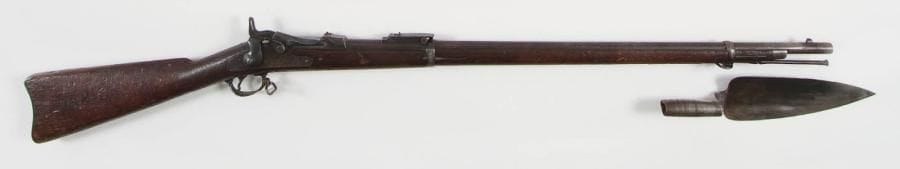 U.S.A
Fusil «Trap door» Springfield modèle 1873, calibre 11,43 mm. Canon rond, bronzé, avec hausse. Culasse mobile frappée «U.S. Model 1873». Platine à l?Aigle frappée «US SPRINGFIELD» à corps plat et chien à corps rond. Garnitures et baguette en fer. Crosse en noyer avec marquages «GPO» et «R&M». Avec sa rare baïonnette truelle à douille pivotante. A.B.E. (Coups). Longueur arme: 133 cm Longueur baïonnette: 37 cm