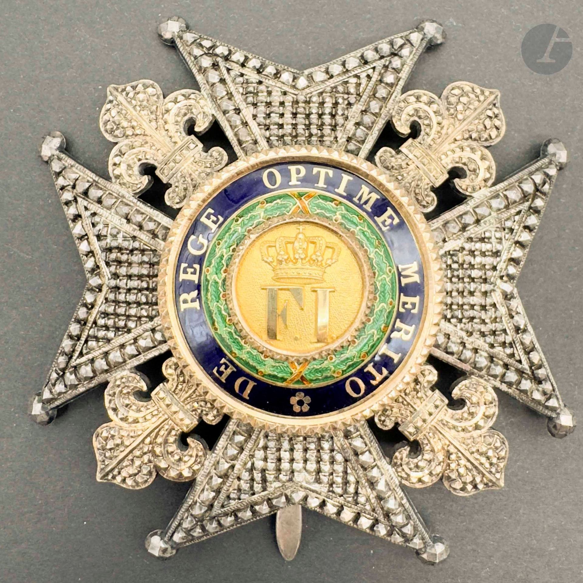 ROYAUME DES DEUX-SICILES
ORDRE ROYAL DE FRANÇOIS Ier
Plaque de grand-croix en argent travaillé à pointes de diamant repercé, les fleurs de lys dorées. Centre en or émaillé. Revers à deux crochets latéraux, attache basculante et marques de la maison « G. Wolfers, n°55 rue de la Madeleine à Bruxelles ». Poinçon tête de sanglier sur le crochet. 
Diam.: 86 mm - Poids brut: 71 g
SUP. De fabrication française vendue par Wolfers.
Provenance : Collection du général Chollet