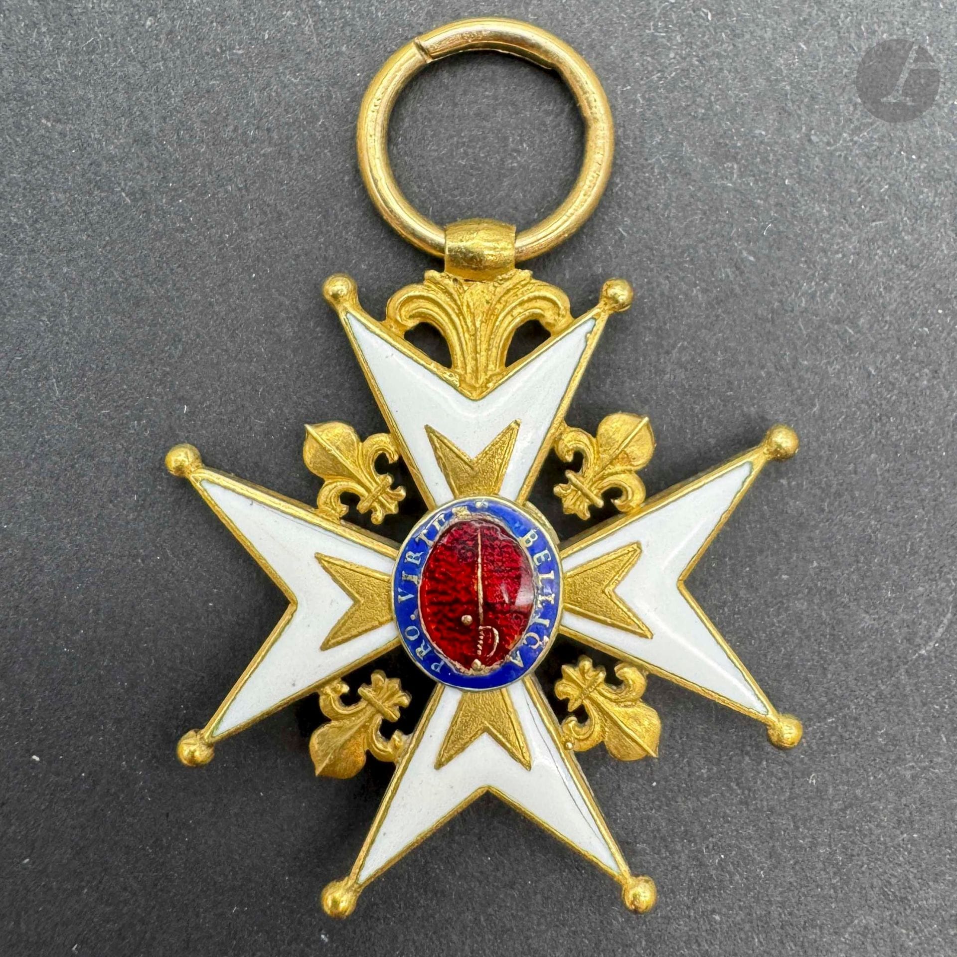 FRANCE 
ORDRE DU MÉRITE MILITAIRE 
Croix de chevalier, d’époque Restauration, légèrement réduite. 
En or et émail (restaurations d’émail notamment aux centres). Anneau postérieur. 
37 x 35 mm -  Poids brut: 7,93 g
T.B. à T.T.B.