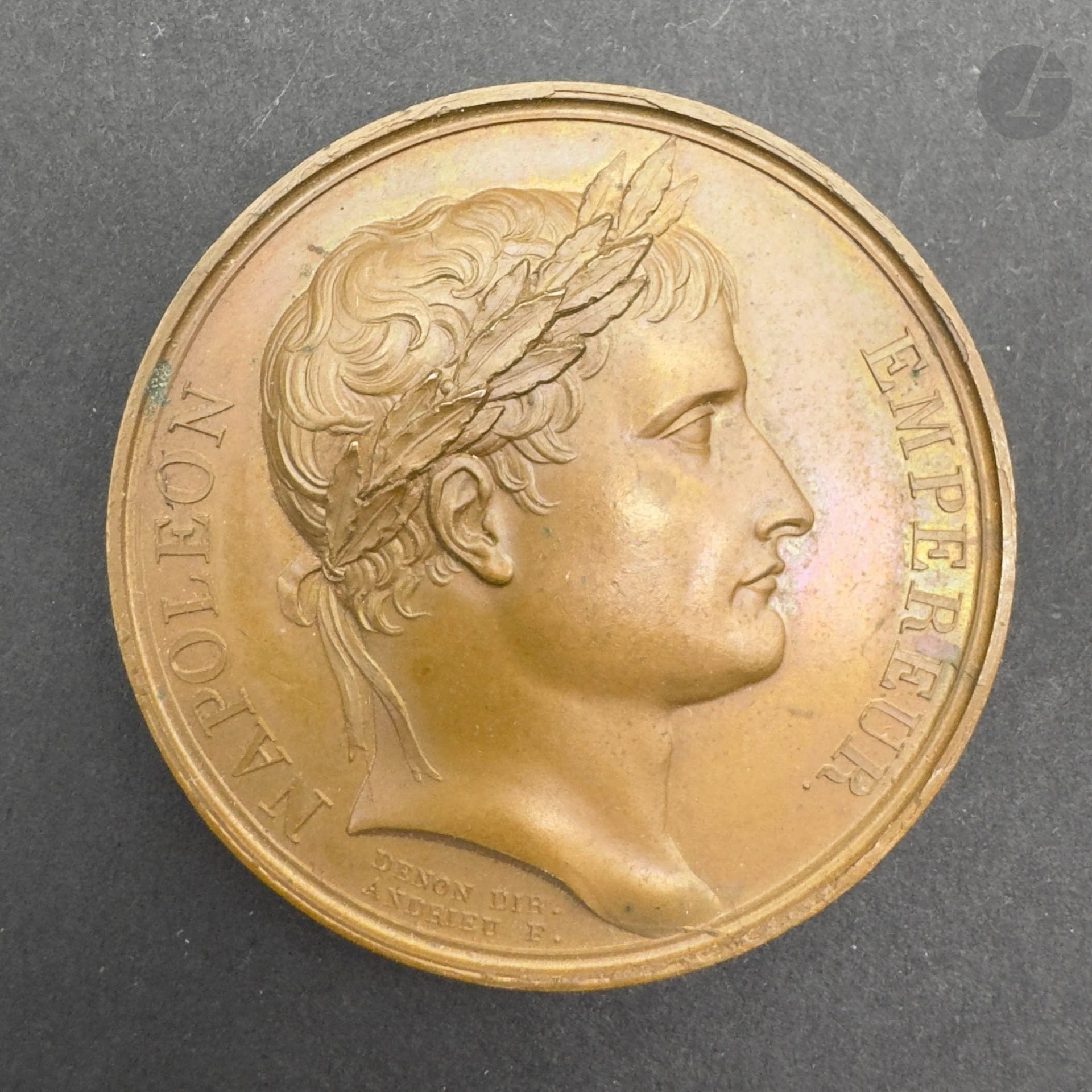 Médaille Napoléon Roi d’Italie (1805), d’après Denon et Andrieu. 
En bronze patiné. 
Diam: 40 mm
Avers au profil de Napoléon Ier à droite à l’antique «napoleon empereur». 
Revers à la couronne des Lombards.
T.T.B. 

Ref.: Bramsen 418