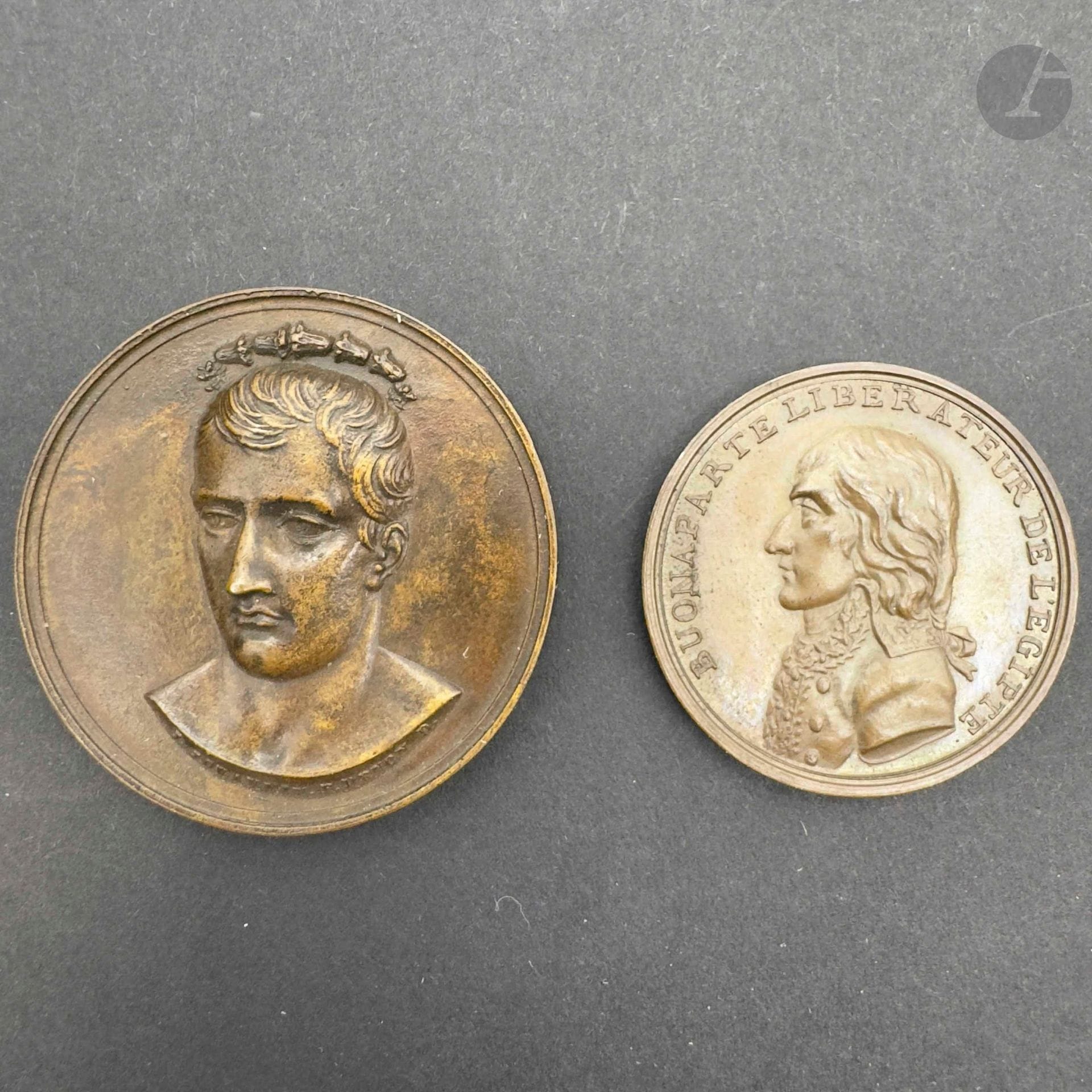 EXPÉDITION D’ÉGYPTE 
Deux médailles: 
- «bonaparte libérateur de l’égypte / le heros rendu a sa patrie». Bronze patiné. 31 mm. T.T.B. 
Ref: Hennin 922 
- «l’égypte conquise». Bronze à patine foncée. 48 mm. T.B. à T.T.B.