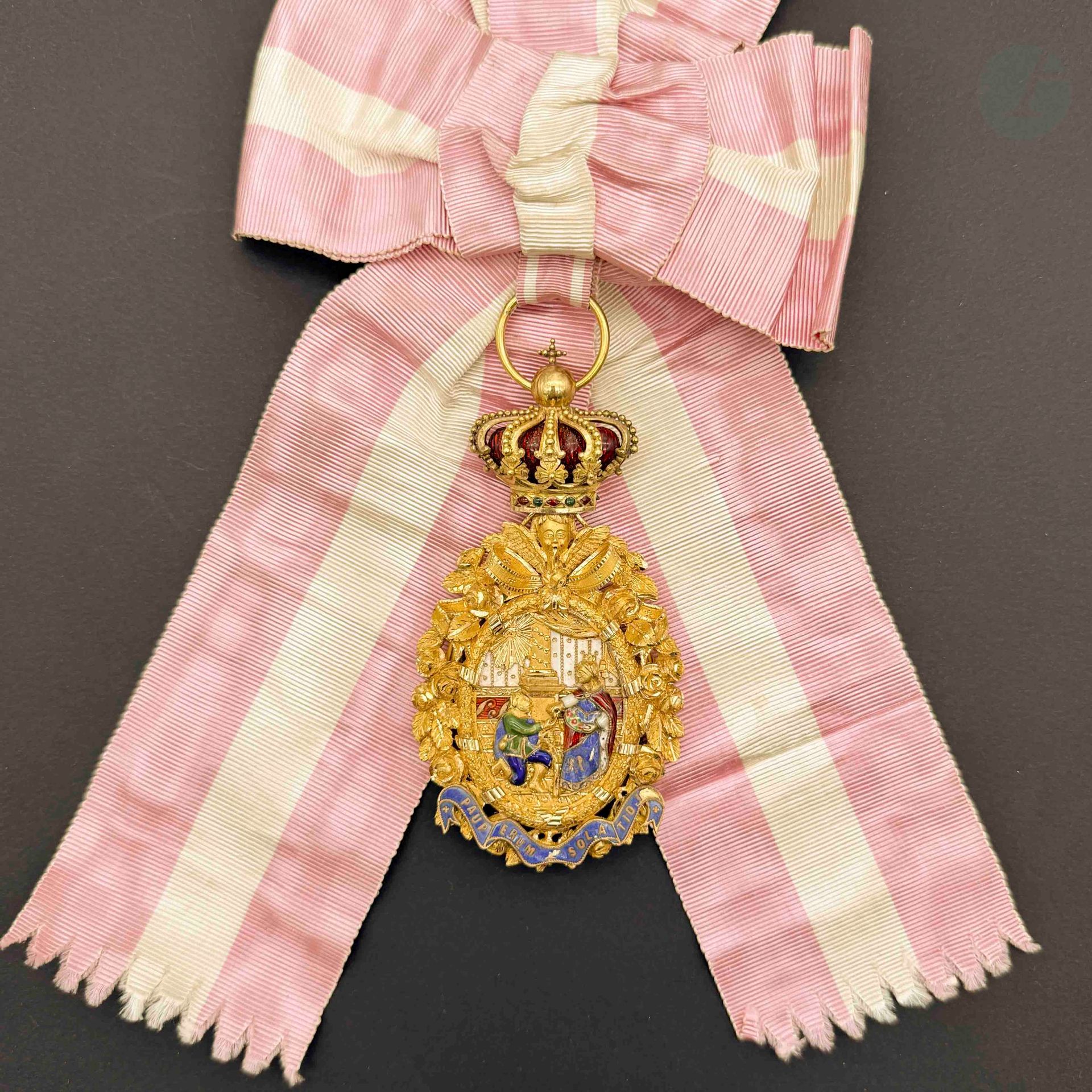 PORTUGAL
ORDRE DE SAINTE-ISABELLE 
Bijou de dame chevalier en or ciselé centre et banderole émaillés (éclats), le cœur de la couronne émaillé rouge. Avec sa fine écharpe à nœud. 
91 x 46 mm - Poids brut: 81 g
T.T.B. Vers 1880.
Provenance : Collection du général Chollet