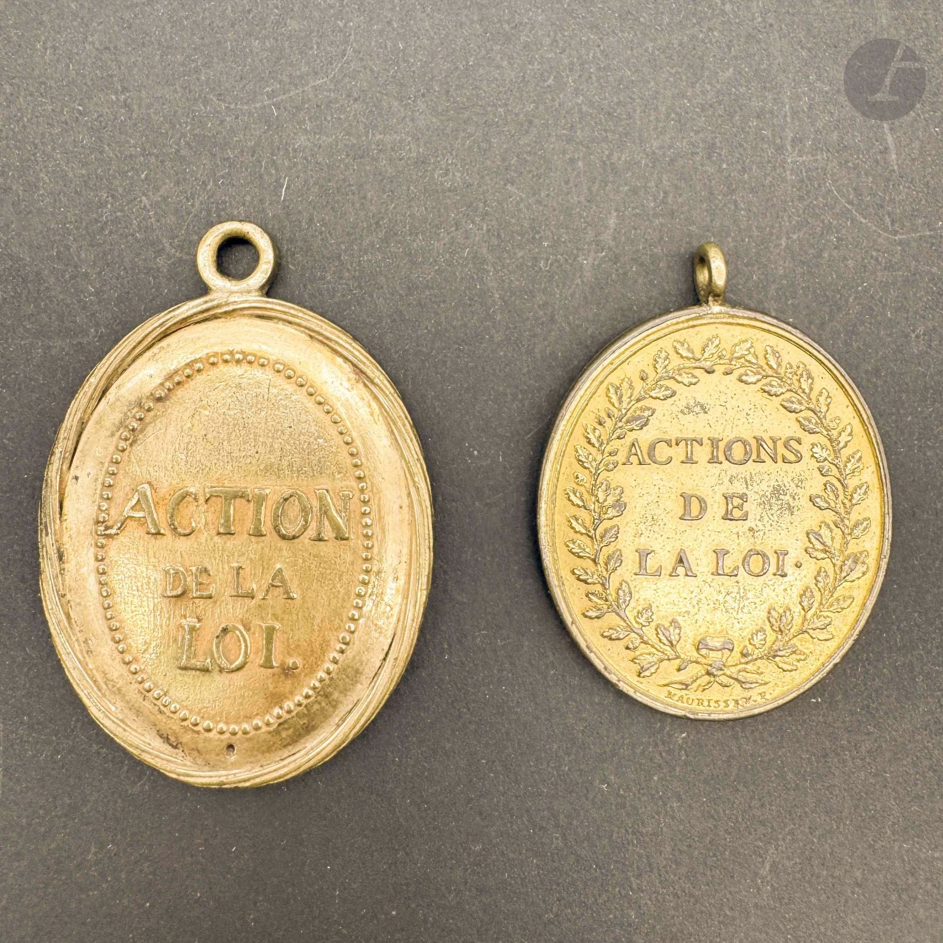 FRANCE 
- Deux médaillons d’époque révolutionnaire. Avers aux tables de la loi et légende «loix.justice.union.force d’un peuple libre » signé m.e. revers « actions de la loi » signé Maurisset en laiton doré. 
39 x 32 mm 
- Un médaillon en métal doré marqué sur les deux faces « action de la loi ». 
53 x 36 mm 
Époque révolutionnaire