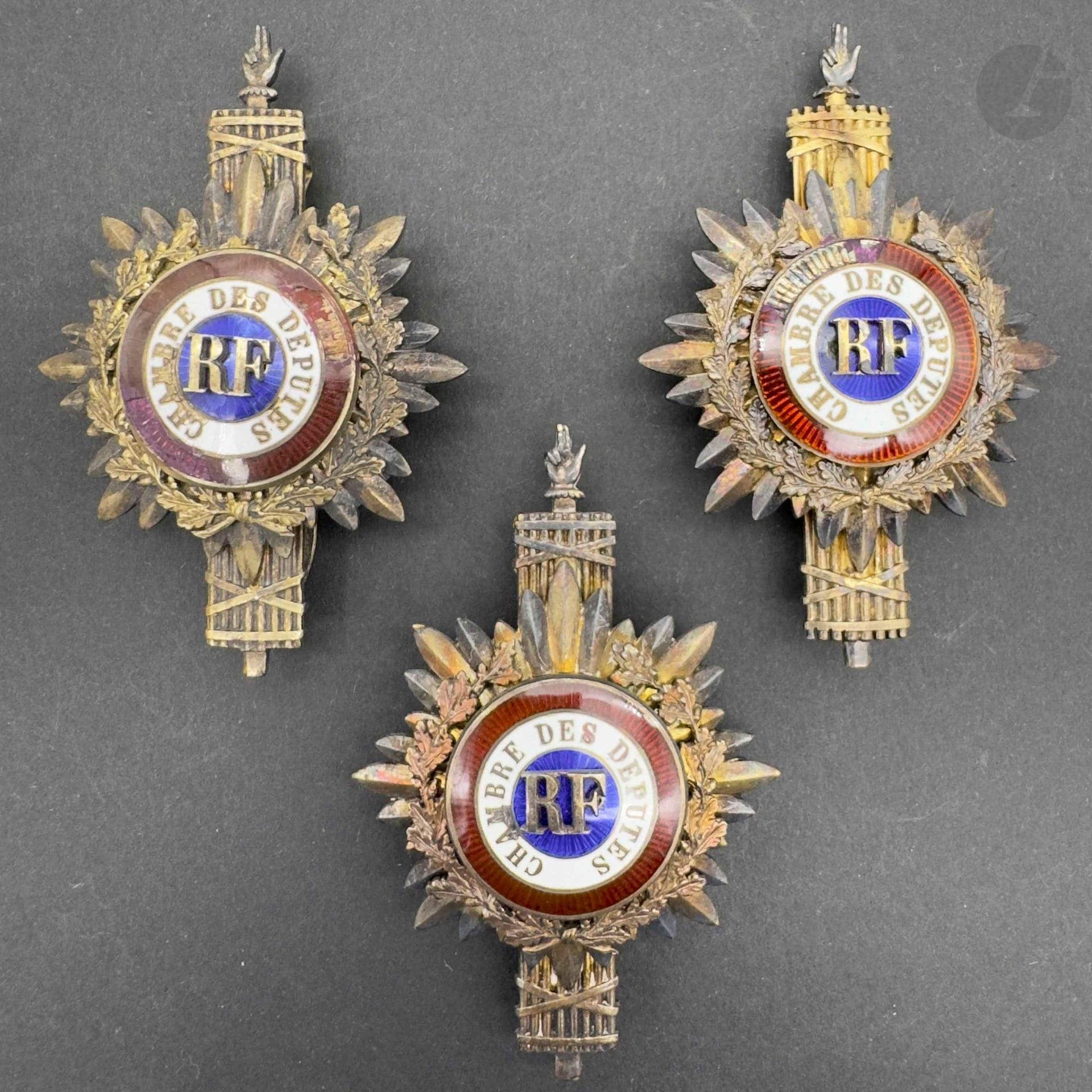 FRANCE - IIIe RÉPUBLIQUE 
Ensemble de trois insignes portatifs de député. 
En argent, vermeil et émail (éclats). 
Poinçons tête de sanglier. Deux de Chobillon et un d’orfèvre non identifié. 
Deux en E.M. et un en A.B.E.
