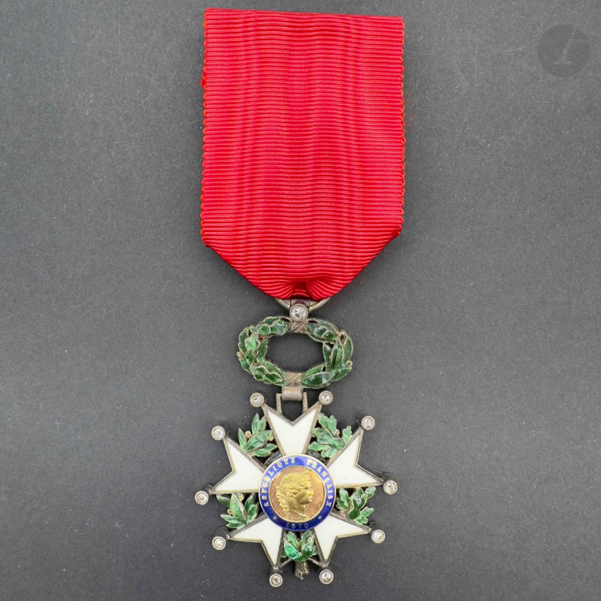FRANCE 
ORDRE DE LA LÉGION D’HONNEUR 
Étoile de chevalier d’époque IIIe République. 
En argent et émail, à filets, feuillages en relief, pointes garnies de petits diamants, centres en or émaillé en plusieurs parties. Pampille poinçonnée. 
Ruban. 
62 x 43 mm - Poids brut: 25,4 g
T.T.B. (Petits restaurations d’émail vert).