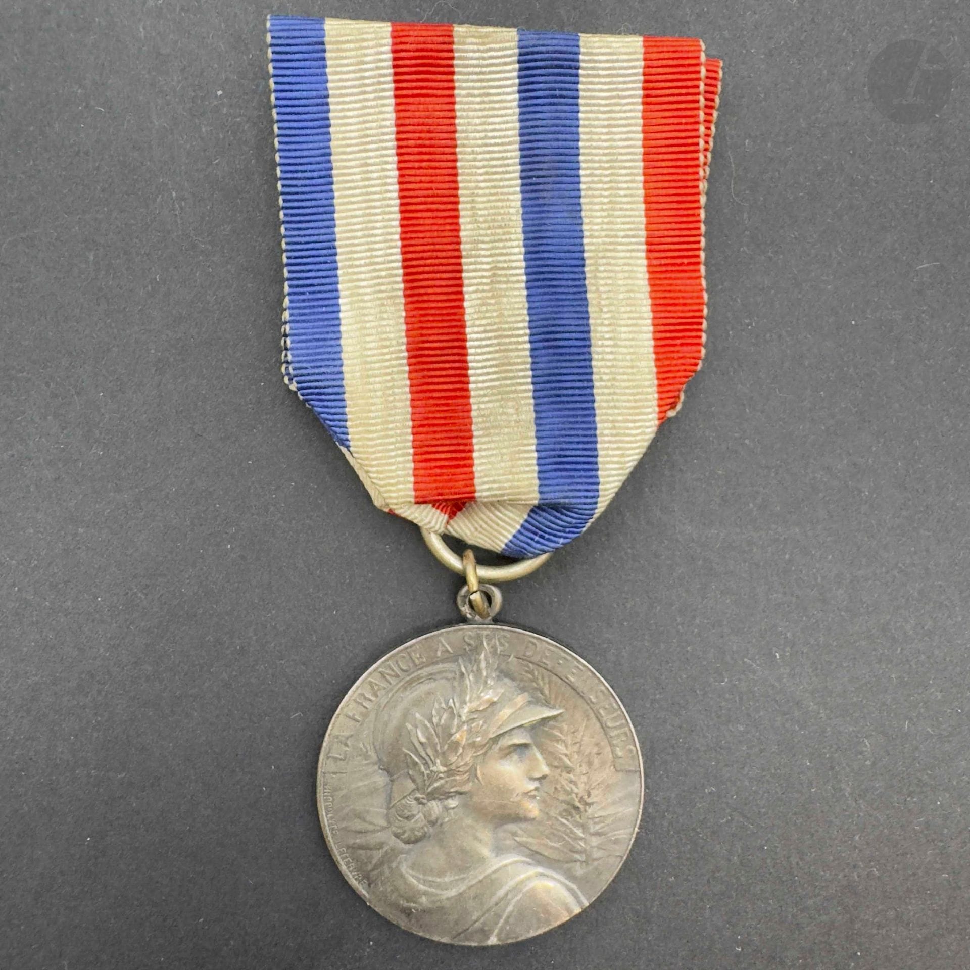 FRANCE
LA FRANCE à ses défenseurs" medal in silver. 
Silver" and goldsmith's hallmark on the edge. 
Reverse attributed "in memory of Captain Manceron, commander of the 4th battery of the 30th artillery, killed by the enemy on June 25, 1917". 
28 mm - Net weight: 12.5 g 
Later hanger and ribbon.
SUP. 

André Pierre AlfredMANCERON. Polytechnicien, died of wounds sustained on June 25, 1917 at Guyencourt, Aisne. 
"Captain Manceron, provisionally in command of the 2nd group, was mortally wounded while going through the trenches from one battery to another to assess the damage and encourage his personnel. Distinguished in spirit and scrupulous in conscience, he has remained a model for the 2nd group and will not be forgotten." according to the regimental history.