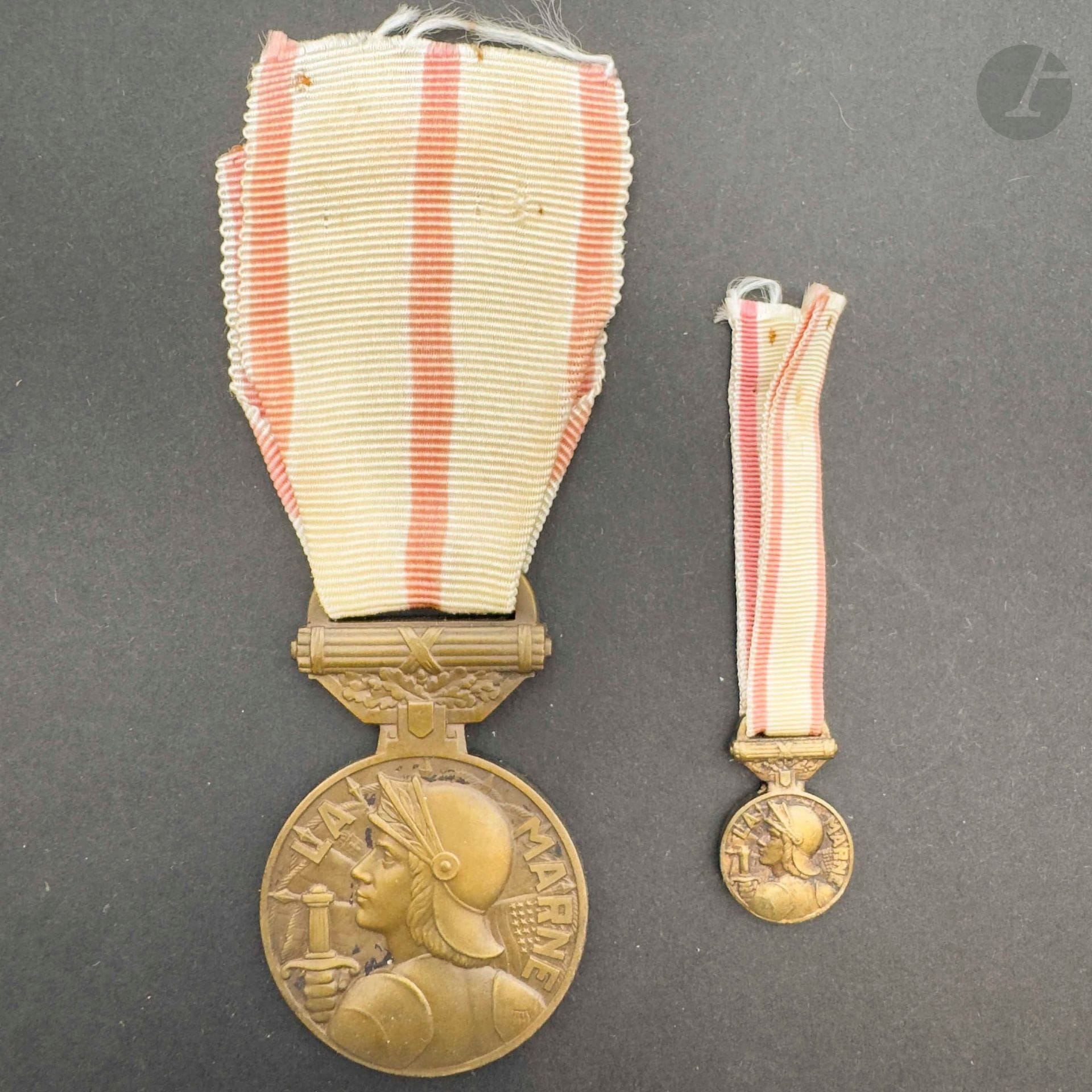 FRANCE 
MÉDAILLE DE « SOLDAT DE LA MARNE ». 
Médaille et sa réduction. En bronze. 
Rubans. Hauteur : 44 et 18 mm 
T.T.B. à SUP.