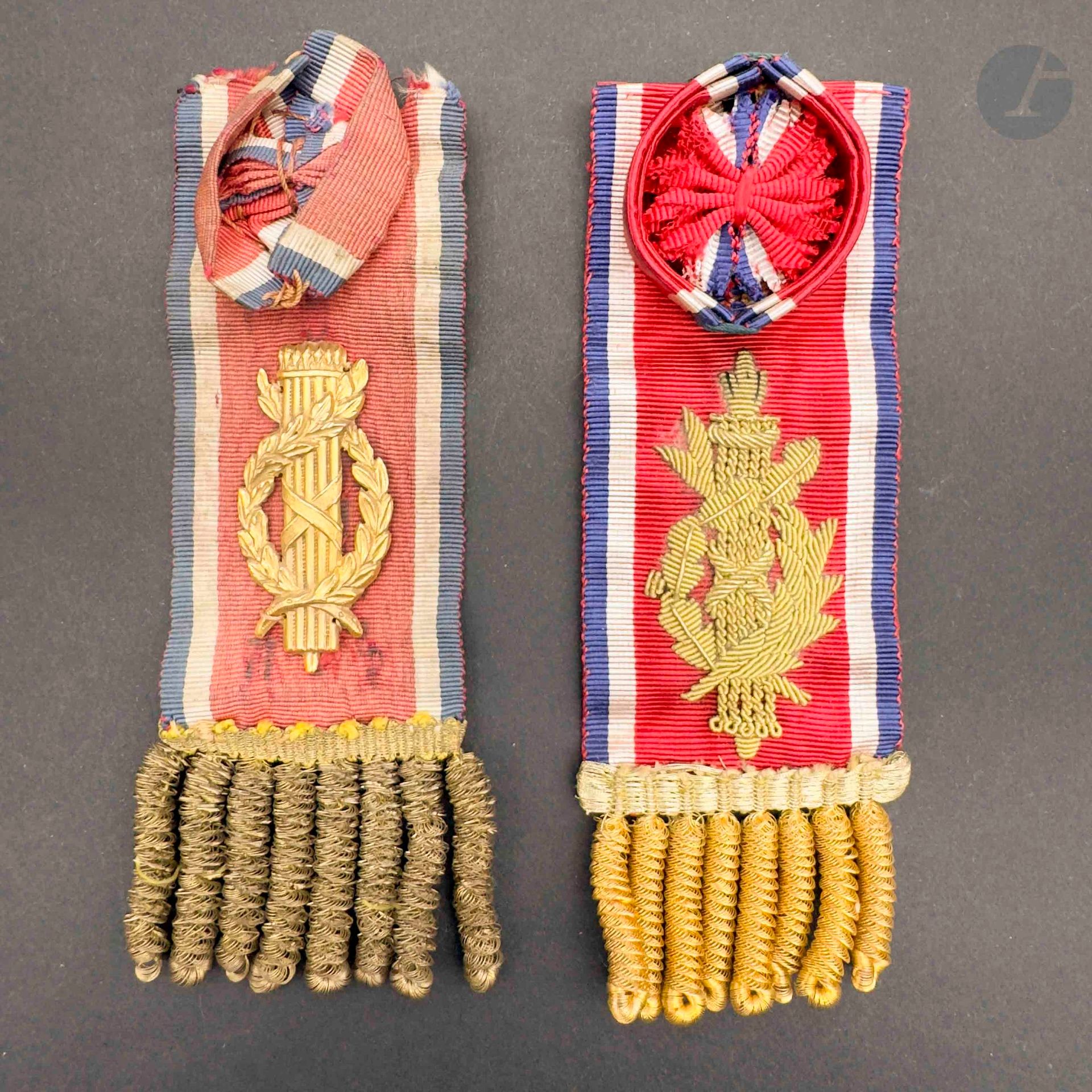 FRANCE - IIe RÉPUBLIQUE 
Deux insignes de député.
En moire tricolore, avec rosette ovoïde, bordé dans la partie inférieure de franges en passementerie dorée. Revers avec attache de boutonnière. 
- à l’assemblée constituante (1848-1849). Motif au faisceau de licteur en laiton doré, sans main de justice ni lettres «r» et «p».
- à l’assemblée législative (1849-1851). Brodé d’un faisceau de licteur, revers doublé de soie rouge. 
A.B.E et B.E.