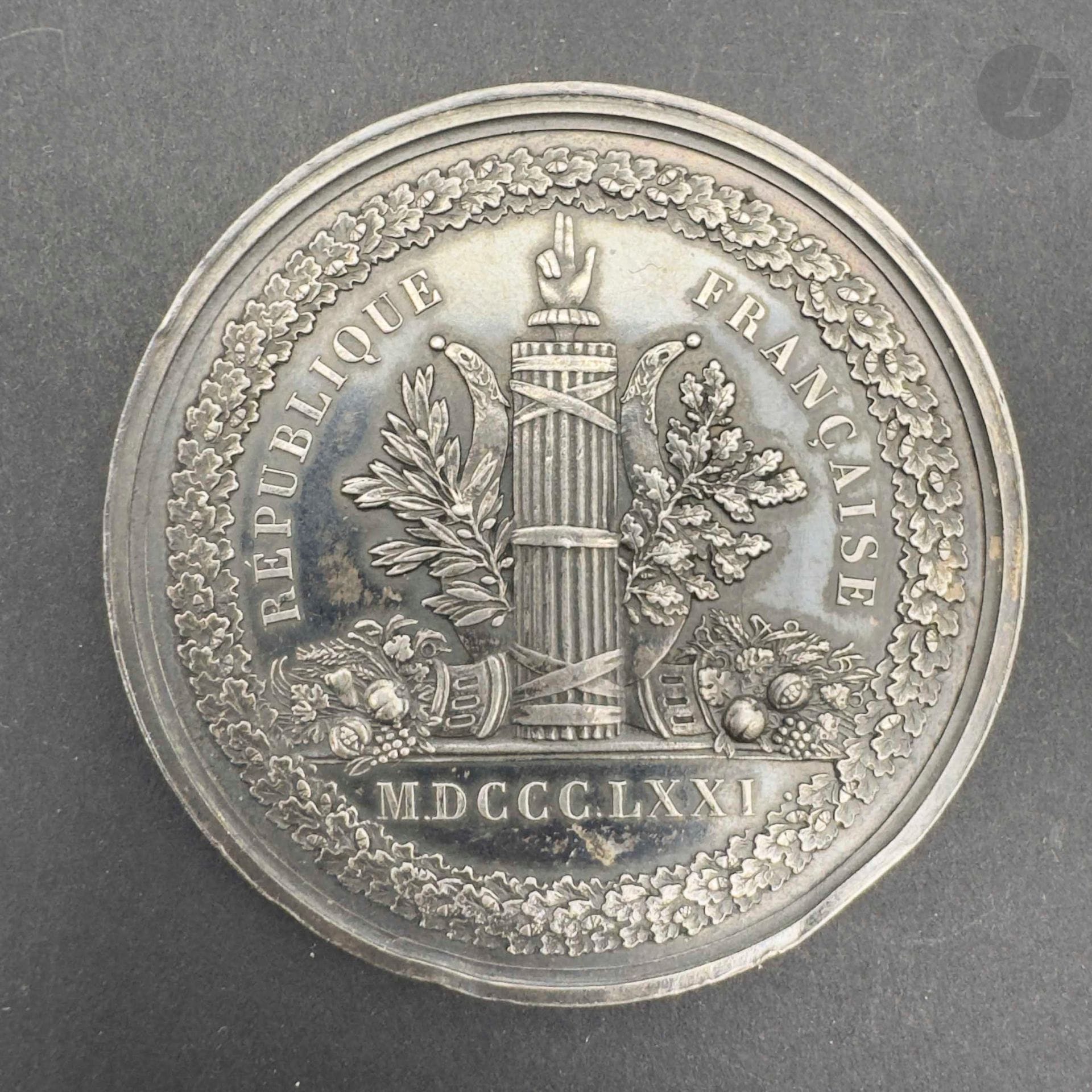 FRANCE 
Médaille du député à la chambre des députés au nom d’Amédée lefevre pontalis (Département de l’Eure et Loir) pour l’année 1871. 
En argent. Revers attribué. 
Poinçon de la Monnaie de Paris sur la tranche. 
50 mm - Poids net: 65 g
T.B. à T.T.B. 

Jules-Amédée Lefèvre-Pontalis (1833-1901)
Élu député, le8 février 1871, il prend place à droite et fait partie du bureau de la réunion des Réservoirs; conservateur et clérical, il prend une part active aux tentatives de restauration monarchique.