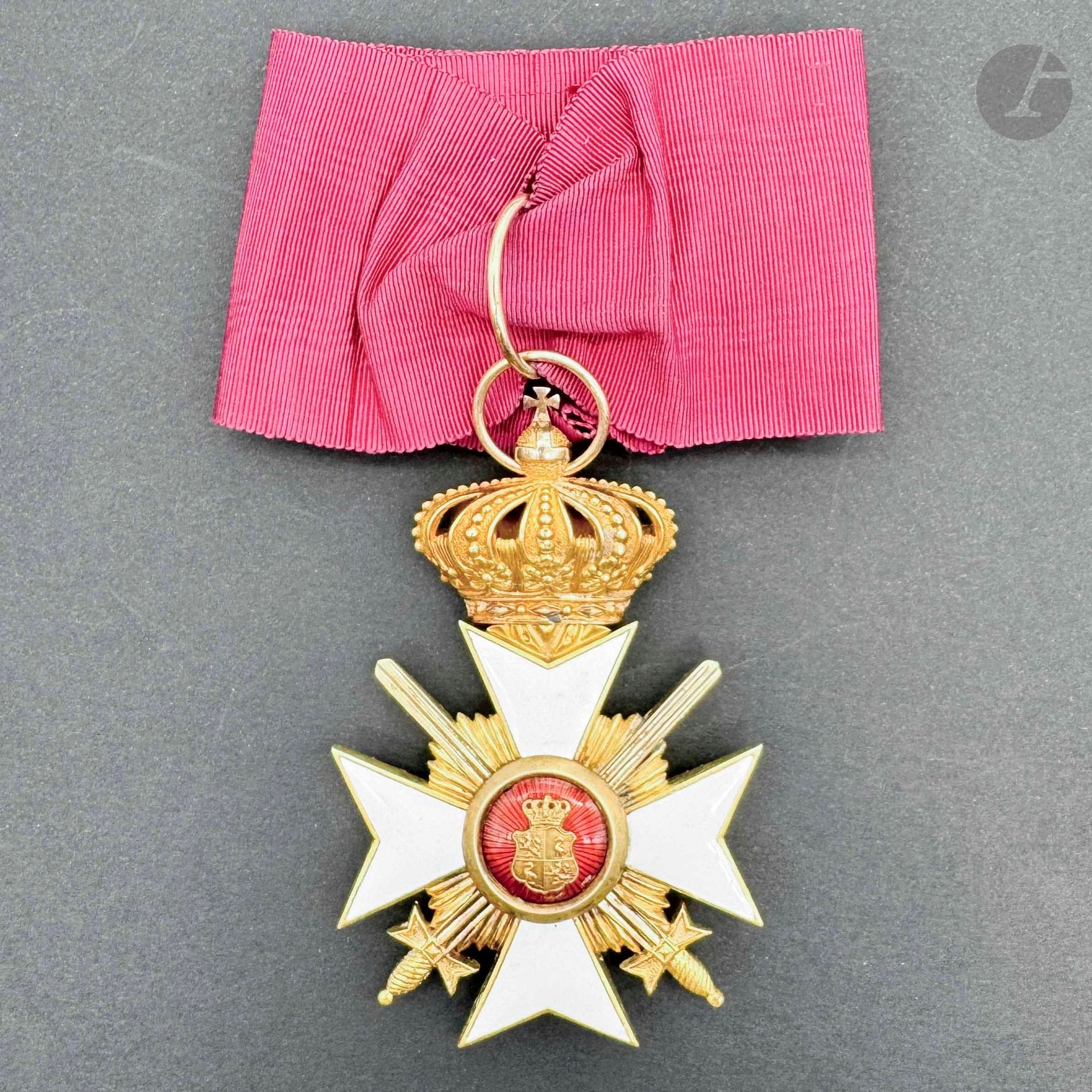 ALLEMAGNE - REUSS
ORDRE DE LA CROIX D’HONNEUR 
Croix de première classe avec couronne et épée en or (18 K) estampée et émaillée (petite réparation à un glaive) double anneau de suspente, cravate en moire avec attaches. 
78 x 55 mm - Poids brut: 28,4 g
T.T.B.
Provenance : Collection du général Chollet