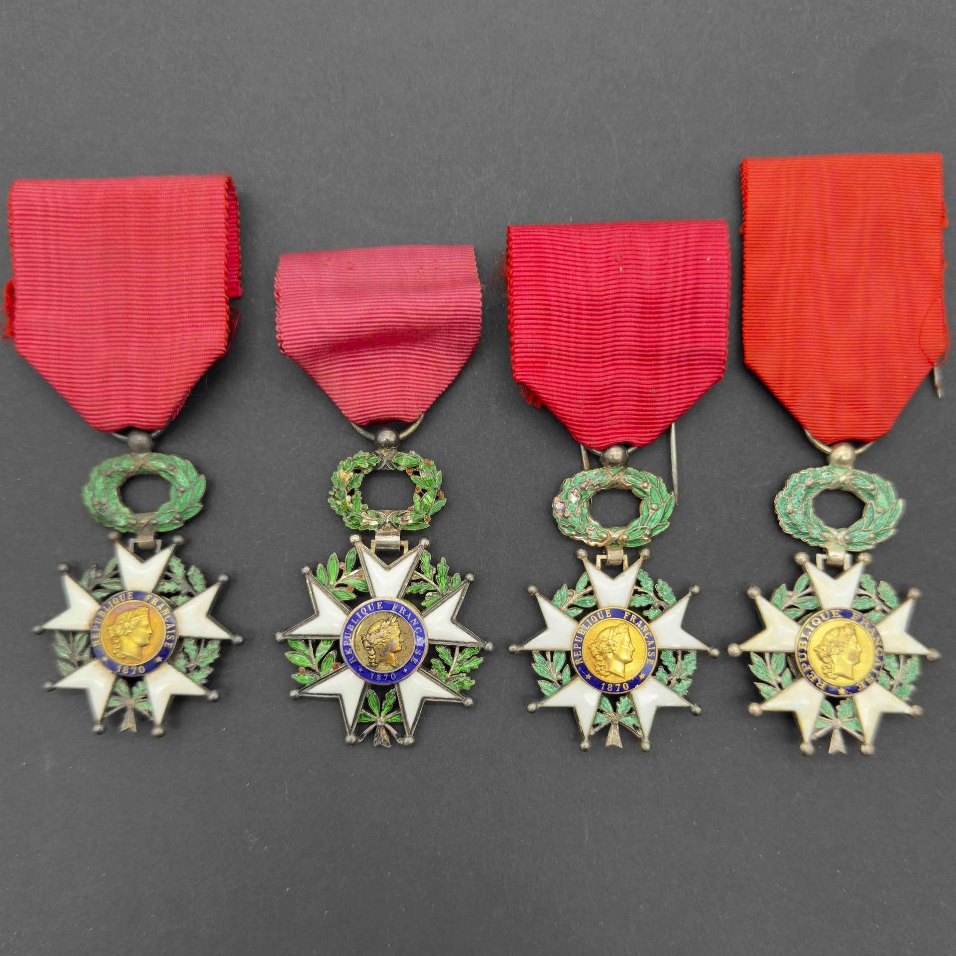 FRANCE 
ORDRE DE LA LÉGION D’HONNEUR 
Quatre étoiles de chevalier: 
- deux de chevalier IIIe République, en argent et émail (infimes éclats), centres en or. 
- une d’époque IIIe République. Modèle de luxe, à couronne en relief et centres en deux parties en vermeil. 
- une d’époque IVe République. En argent, vermeil et émail (petits éclats). 
Trois écrins dont un de chevalier de la Légion d’honneur. 
T.T.B.