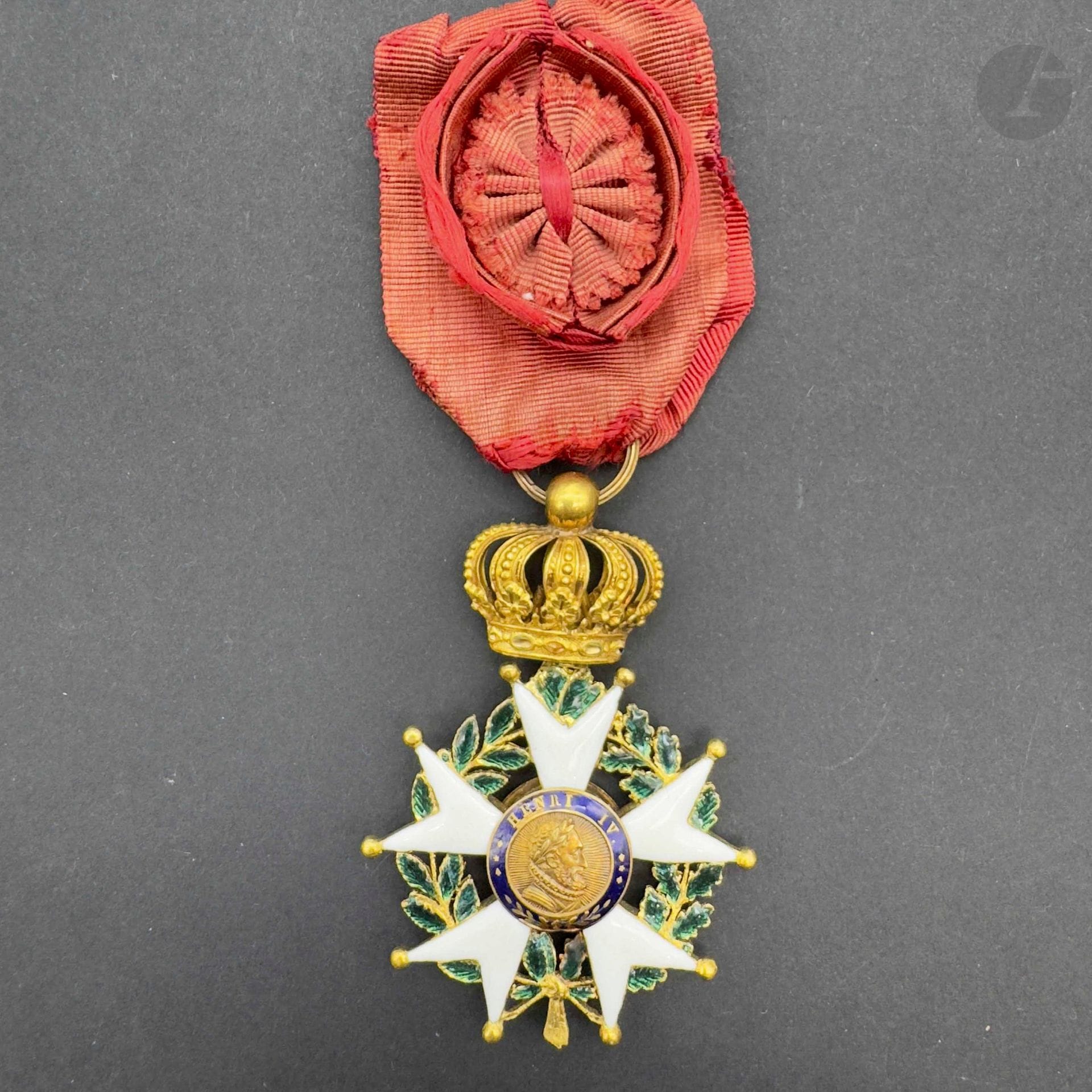 FRANCE 
ORDRE DE LA LÉGION D’HONNEUR 
Étoile d’officier d’époque Monarchie de Juillet en or et émail (petits éclats). Poinçon tête de bélier. Anneau cannelé. Ruban à rosette ovoïde (usures). 
61 x 43 mm - Poids brut: 18,8 g 
T.T.B.