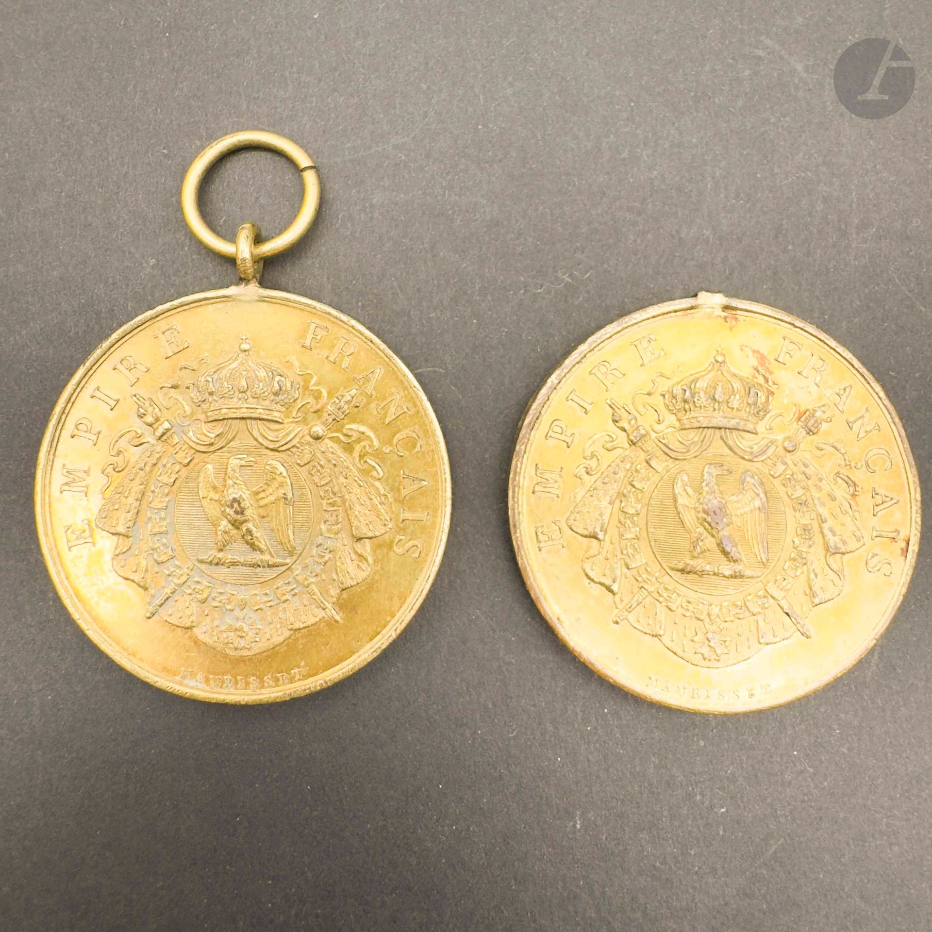 Two civil court medals, signed Maurisset. 
In gilded brass.
Ring clasp (one missing). Smooth rings. 
37 mm 
T.B. and T.T.B. First Empire period.