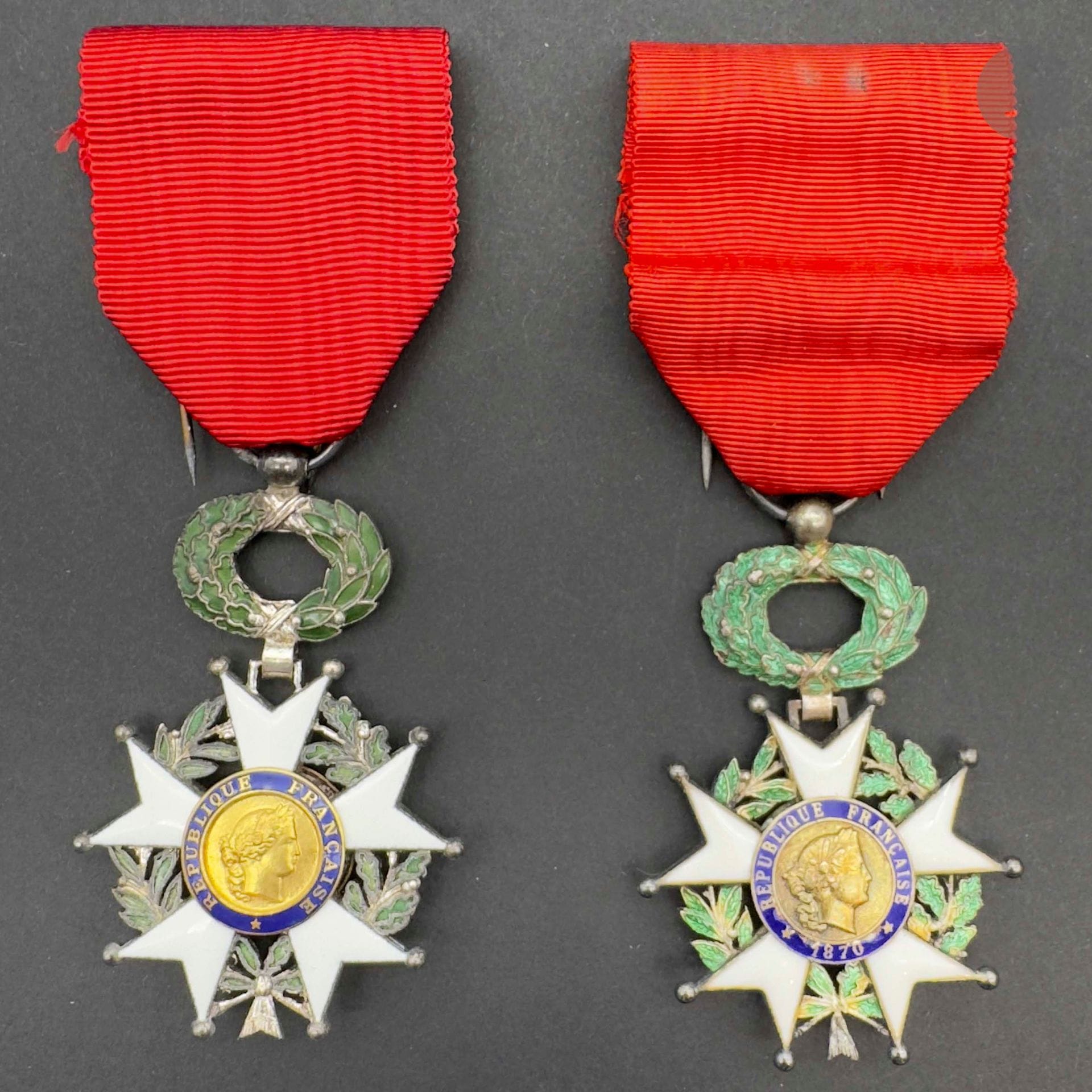 FRANCE 
ORDRE DE LA LÉGION D’HONNEUR 
Deux étoiles de chevalier d’époque IIIe et IVe République. 
- en argent, vermeil et émail (éclats). Ruban. Dans sa boîte marquée «chevalier». 
- en métal argenté, métal doré et émail. Ruban. 
Dans sa boîte. 
T.T.B.