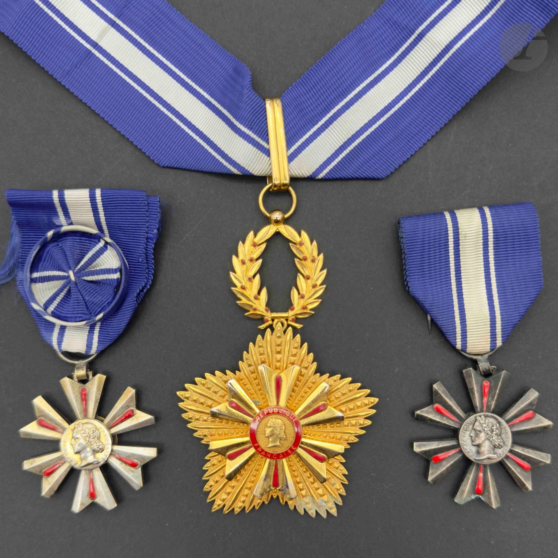 FRANCE 
ORDRE DU MÉRITE DU SANG 
Ensemble de trois étoiles, des trois classes, chevalier, officier et commandeur. 
En métal argenté, métal doré et émail. Rubans au modèle. Poinçon de la Maison Arthus Bertrand sur la commandeur. 
T.T.B. à SUP.