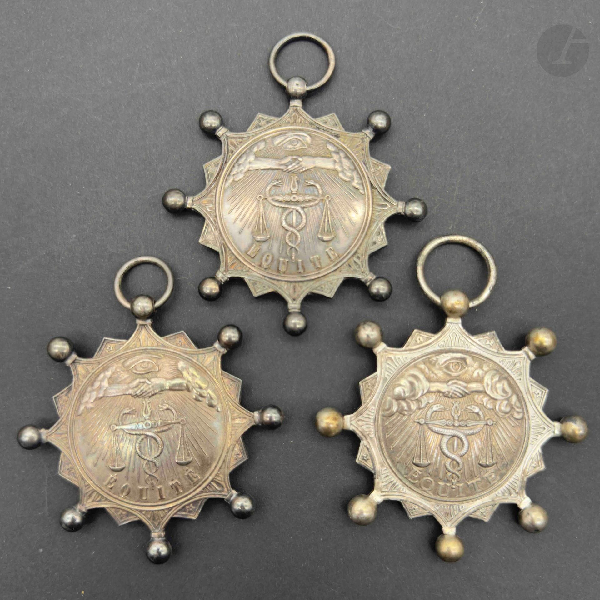 FRANCE 
Trois insignes conseil des prud’hommes:
- de la ville de Bordeaux en argent. Revers aux armes municipales. Poinçon tête de sanglier.
64 mm - Poids: 43 g
- de la ville de Nancy en argent. Poinçon tête de sanglier. 
64 mm - Poids: 63 g
- de la ville de Lille, aux armoiries de la ville en métal argenté. 
66 mm
B.E. Troisième République.