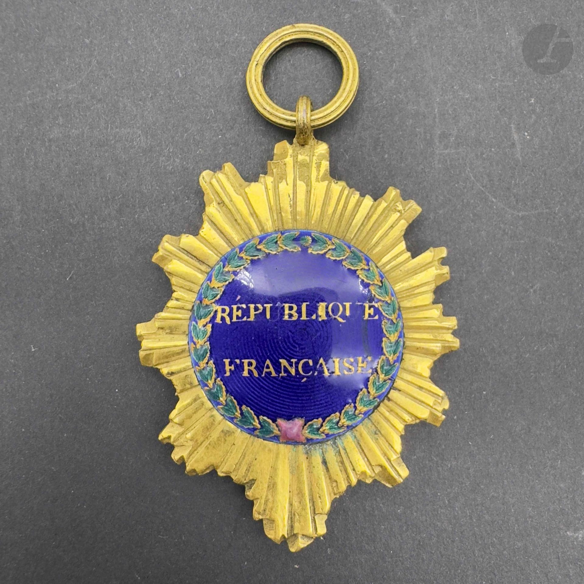 FRANCE
Médaillon d’officier de police militaire en bronze doré, rayonnant, à centres en émail bleu bordés d’une frise de laurier. Avers marqué à l’or «officier de police militaire». Revers «République Française». 
Anneau cannelé. 
50 x 36 mm 
A.B.E. Époque révolutionnaire (petites usures aux inscriptions).