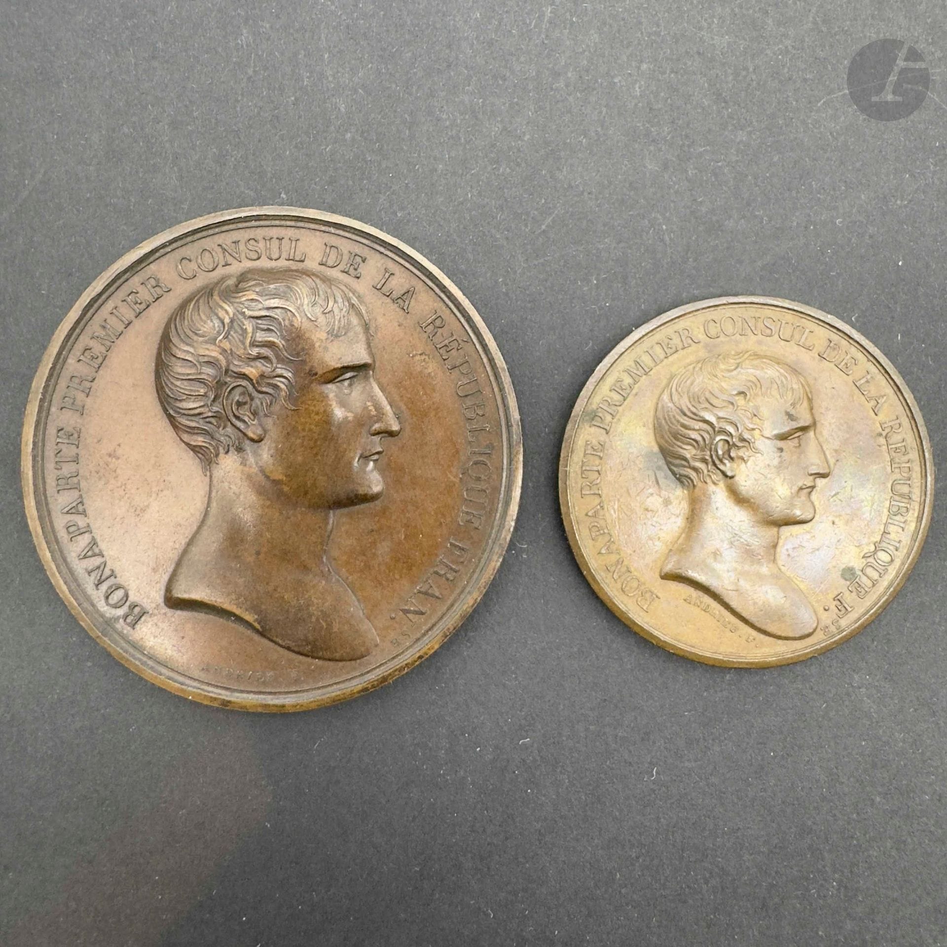 CONSULAT 
Deux médailles«A la Fidélité» par Andrieu: 
- en bronze patiné. Diam: 52 mm. T.T.B.
Ref: Bramsen 282.
- en bronze patiné. Diam: 38 mm. T.B. 
Ref: Bramsen 281.

Ces médailles auraient été produites pour récompenser les chefs amérindiens.