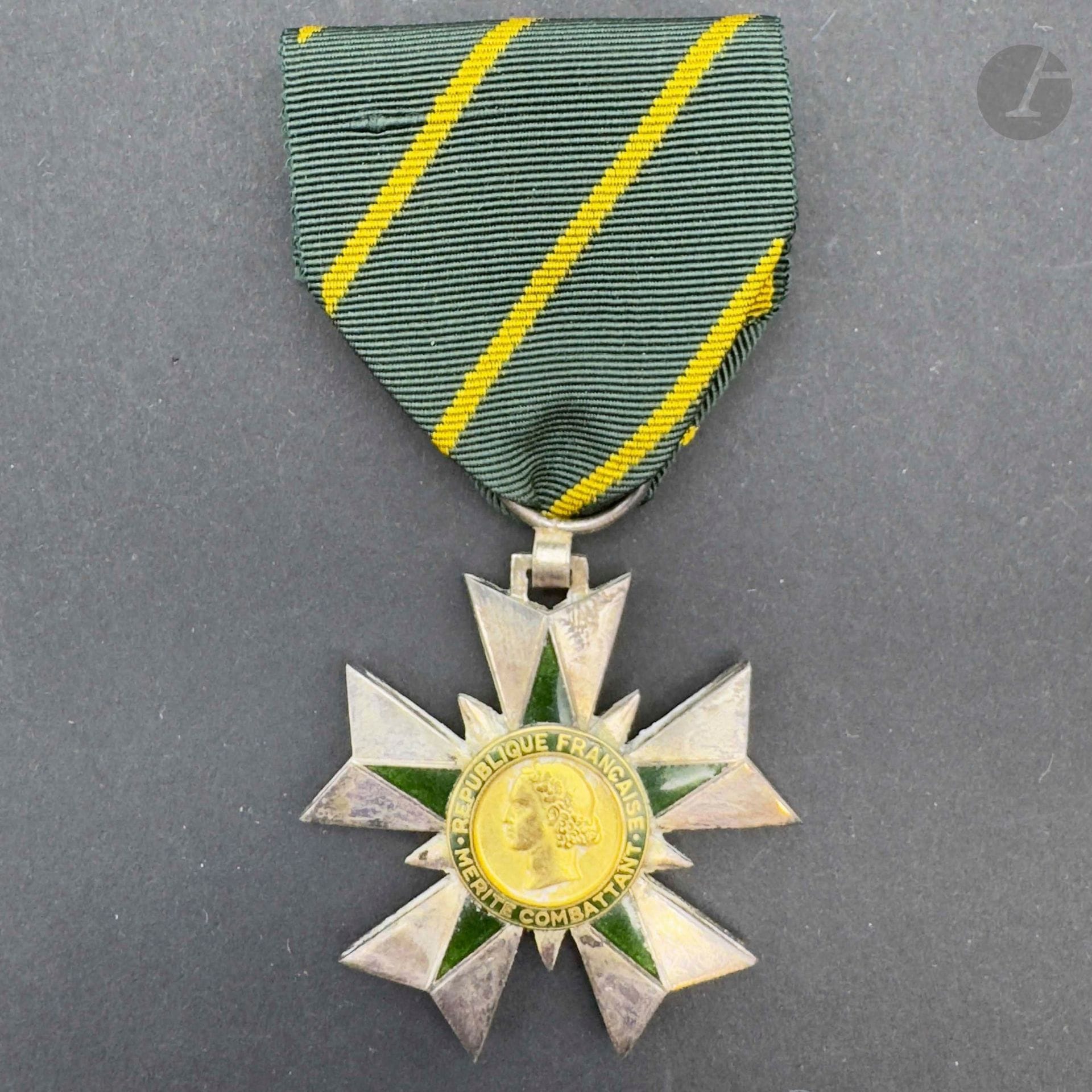 FRANCE
ORDRE DU MÉRITE COMBATTANT, créé en 1953.
Étoile de chevalier en bronze argent, doré et émail. Ruban. 
Dans son écrin de la Maison Arthus Bertrand. 
T.T.B. à SUP.