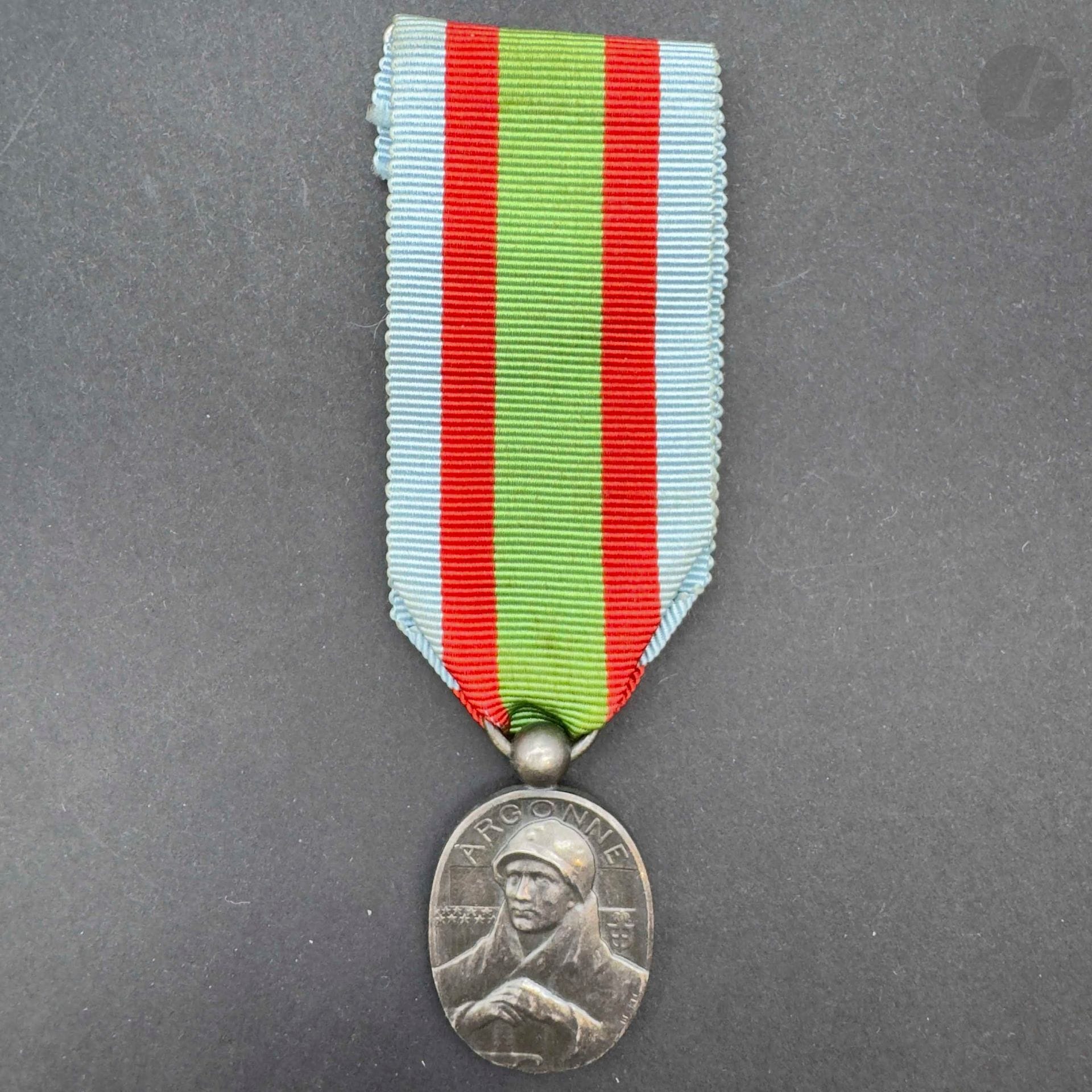 FRANCE 
MÉDAILLE DE L’ARGONNE ET DU VAUQUOIS, par Becker. 
En bronze argenté. Modèle à boule. 
Ruban. 
T.T.B.