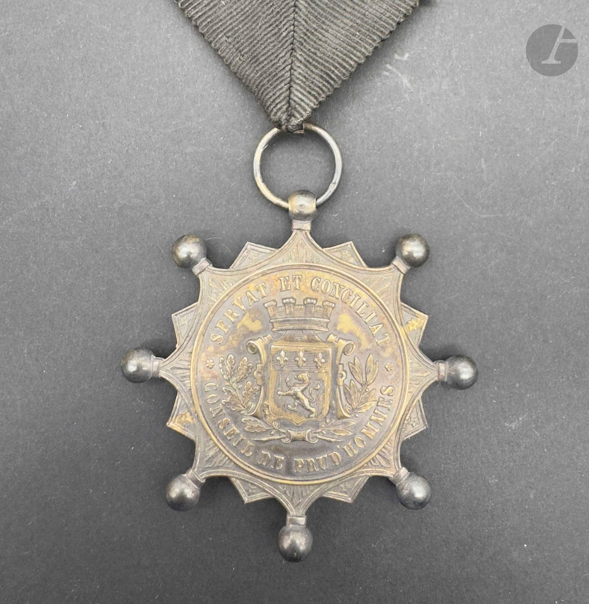 FRANCE
Insigne du conseil des prud’hommes de la ville de Lyon en vermeil. Poinçons tête de sanglier et d’orfèvre. Avec son sautoir en noir moire. 
65 mm - Poids: 41 g 
B.E.
