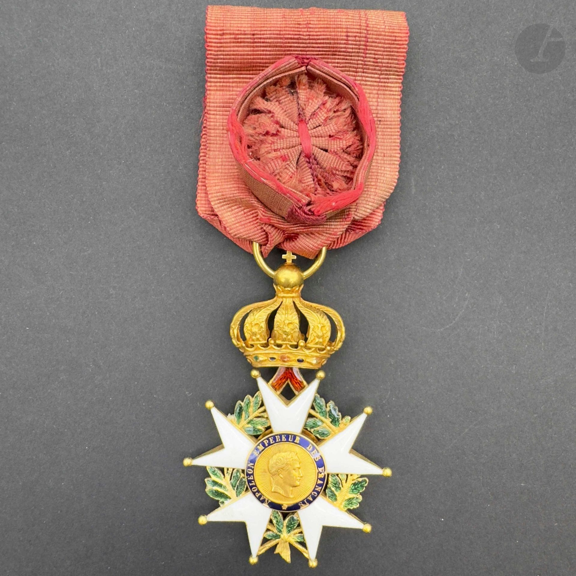 FRANCE 
ORDRE DE LA LÉGION D’HONNEUR 
Étoile d’officier d’époque Second Empire. 
En or et émail (éclats). Poinçon tête d’aigle. Anneau lisse. Ruban à rosette ovoïde. 
64 x 42 mm - Poids brut: 17,68 g 
T.B.