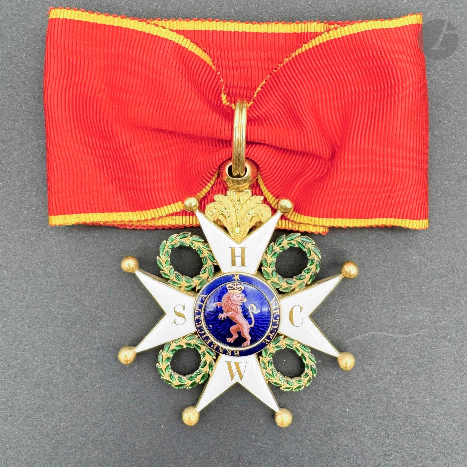 ALLEMAGNE – LIMBOURG STYRUM
ORDRE DE SAINT PHILIPPE LE LION DE LIMBOURG
Croix de commandeur.
En or, à quatre branches doubles émaillées blanches marquées à l’avers «hscw» et au revers «ppde». Les centres en deux parties émaillées sur fond rayonnant. Les branches intercalées de couronnes de laurier. Anneau de suspente double. Cravate non au modèle. 
60 x 55 mm - Poids brut: 26,7 g
T.T.B. à SUP.
Provenance : Collection du général Chollet