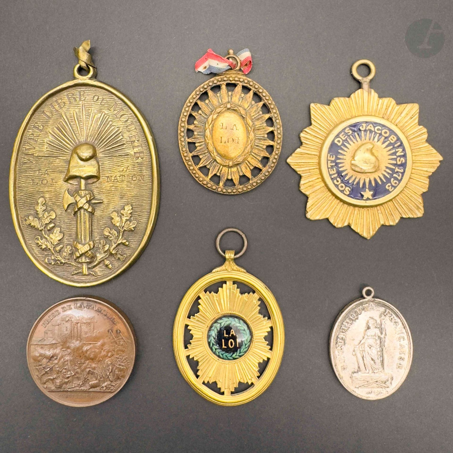 FRANCE
Ensemble de six pièces: 
- médaillon en demi-ronde-bosse à décor de feuilles de chêne, faisceau de licteur, bonnet phrygien, marqué « vivre libre ou mourir la loi la nation ». 
92 x 59 mm 
- médaillon de la société des Jacobins, 1793, en bronze et émail.
70 x 60 mm
- médaillon ajouré marqué « la loi », en bronze. 
56 x 41 mm
- médaillon tribunal de première instance d’après Maurisset en bronze argenté.
45 x 34 mm 
- médaillon de juge en bronze doré à centre émaillé « la loi ». Manque le revers du centre. 
61 x 41mm
- médaille commémorative de la prise de la Bastille et du donjon de Vincennes par Rogat, 1844. Fabrication de la monnaie de Paris en cuivre patiné. 
A.B.E. Fabrications postérieures à la Révolution française.