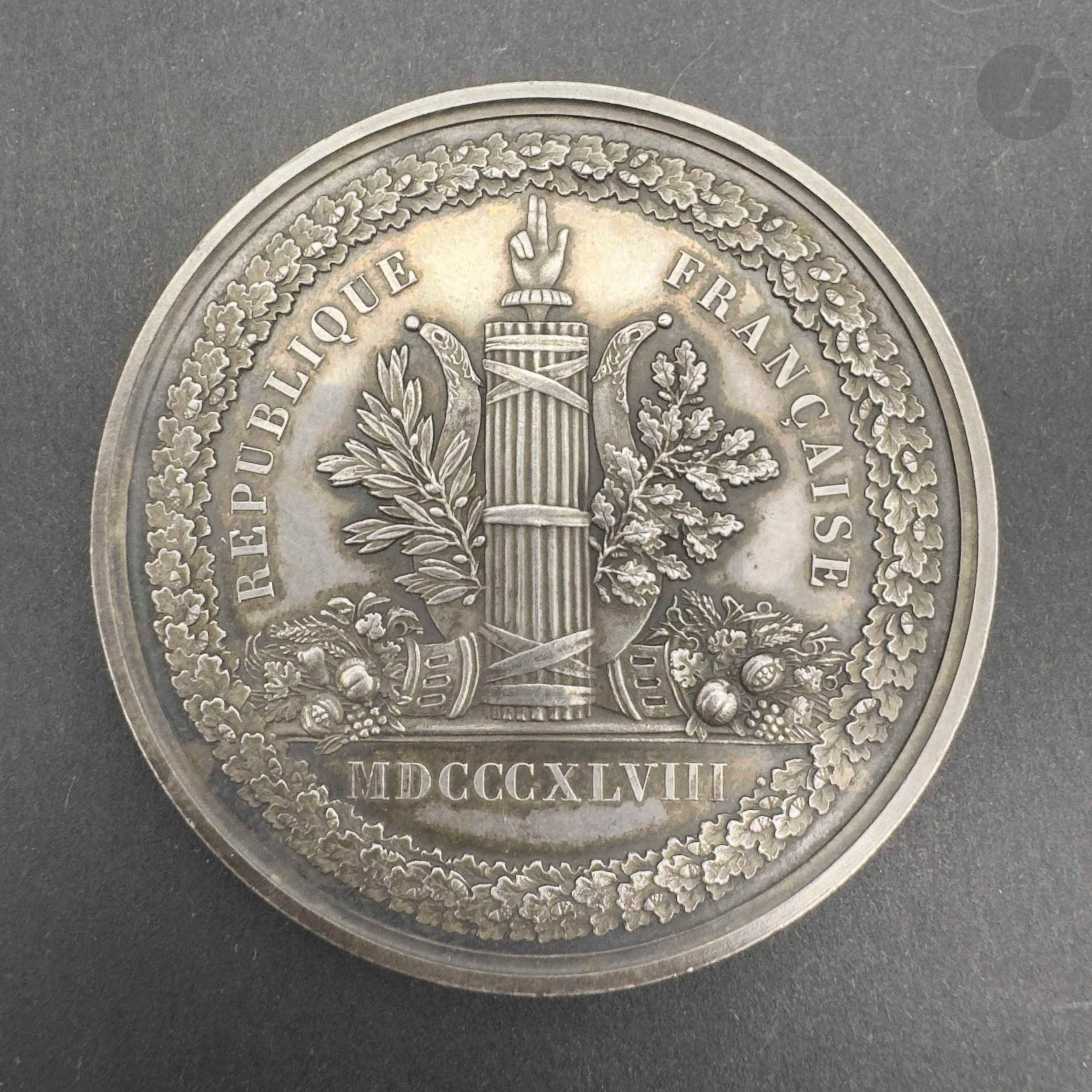 FRANCE 
Médaille du député à l’Assemblée nationale au nom du Citoyen carreau (Département de l’Yonne) pour l’année 1848. 
En argent. Revers attribué. 
Poinçon de la Monnaie de Paris à la main indicatrice sur la tranche. 
50 mm - Poids net: 68 g
T.T.B. 

Edme CARREAU (1799-1871), propriétaire terrien, député de l’Yonne en 1848-1849.