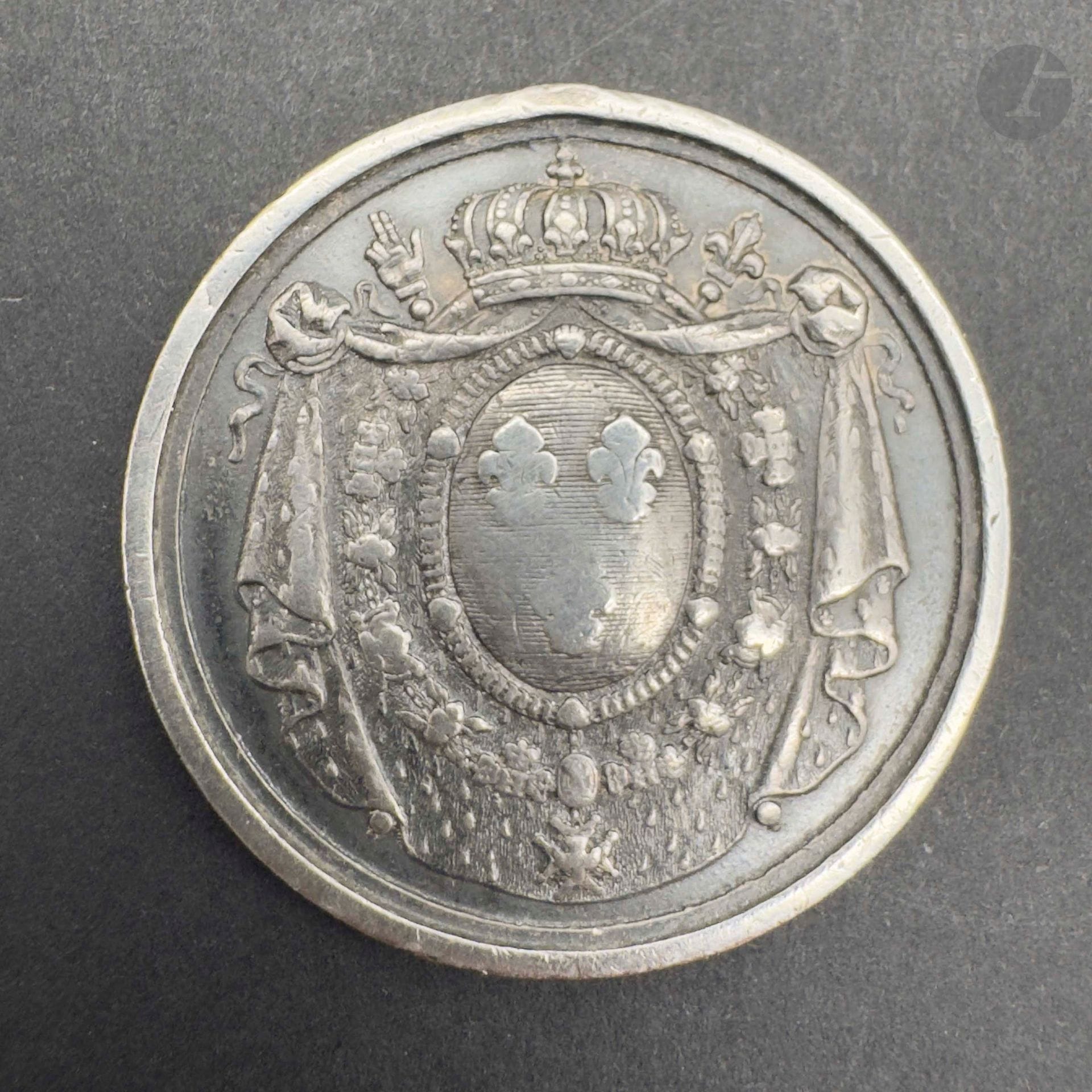 Médaille du Tribunal civil, en argent, signée Maurisset. 
Trace d’une ancienne bélière (absente). 
Avers aux armes de France (usée), revers marqué «tribunal civil – action de la loi» 
A.B.E. Époque Restauration. 
31 mm - Poids net: 15 g 
Autrefois attribuée à l’époque de la Monarchie constitutionnelle.