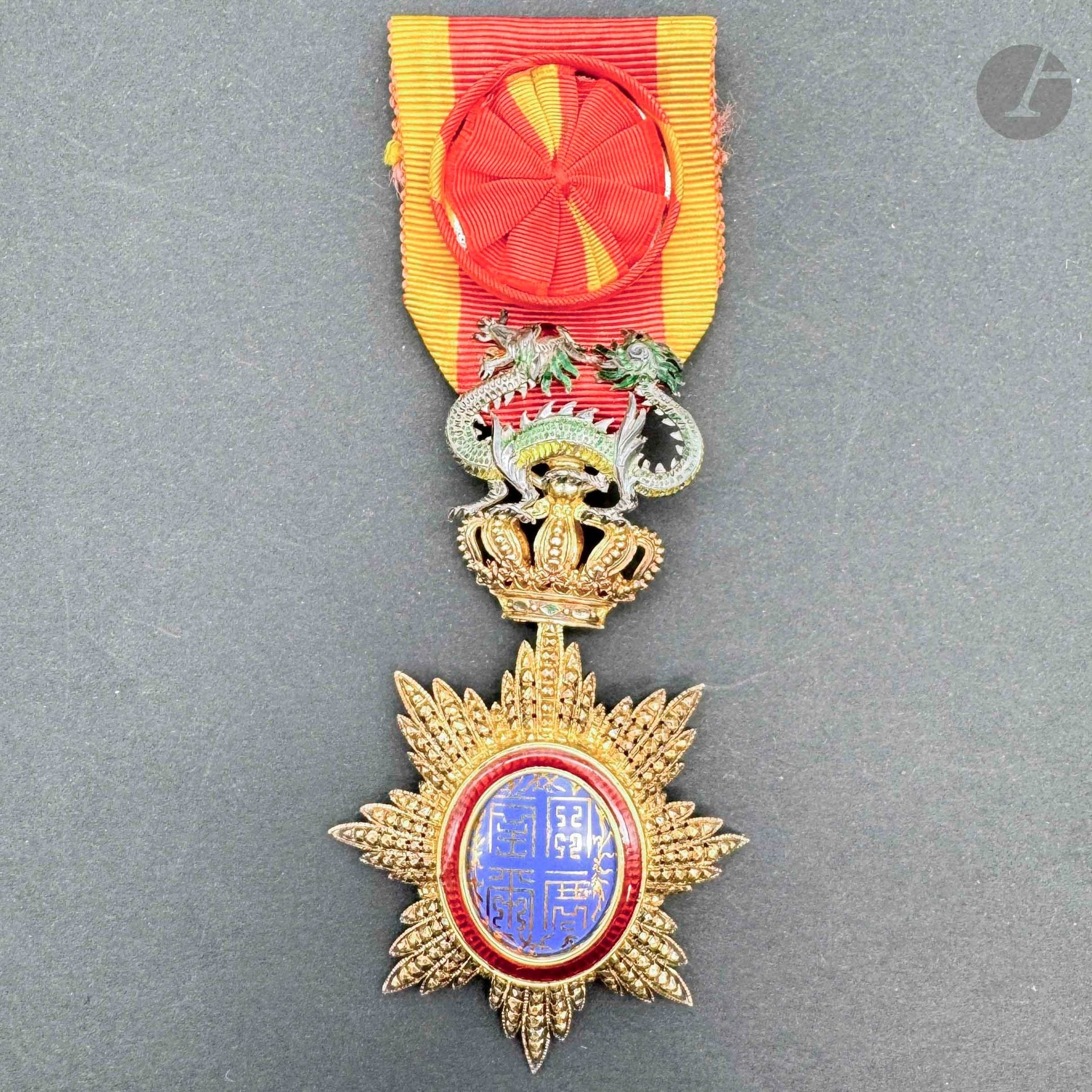 ANNAM
ORDRE DU DRAGON D’ANNAM 
Étoile d’officier en vermeil et émail. Ruban à rosette, jaune et rouge. 
83 x 50 mm - Poids brut: 21 g 
SUP.
Provenance : Collection du général Chollet