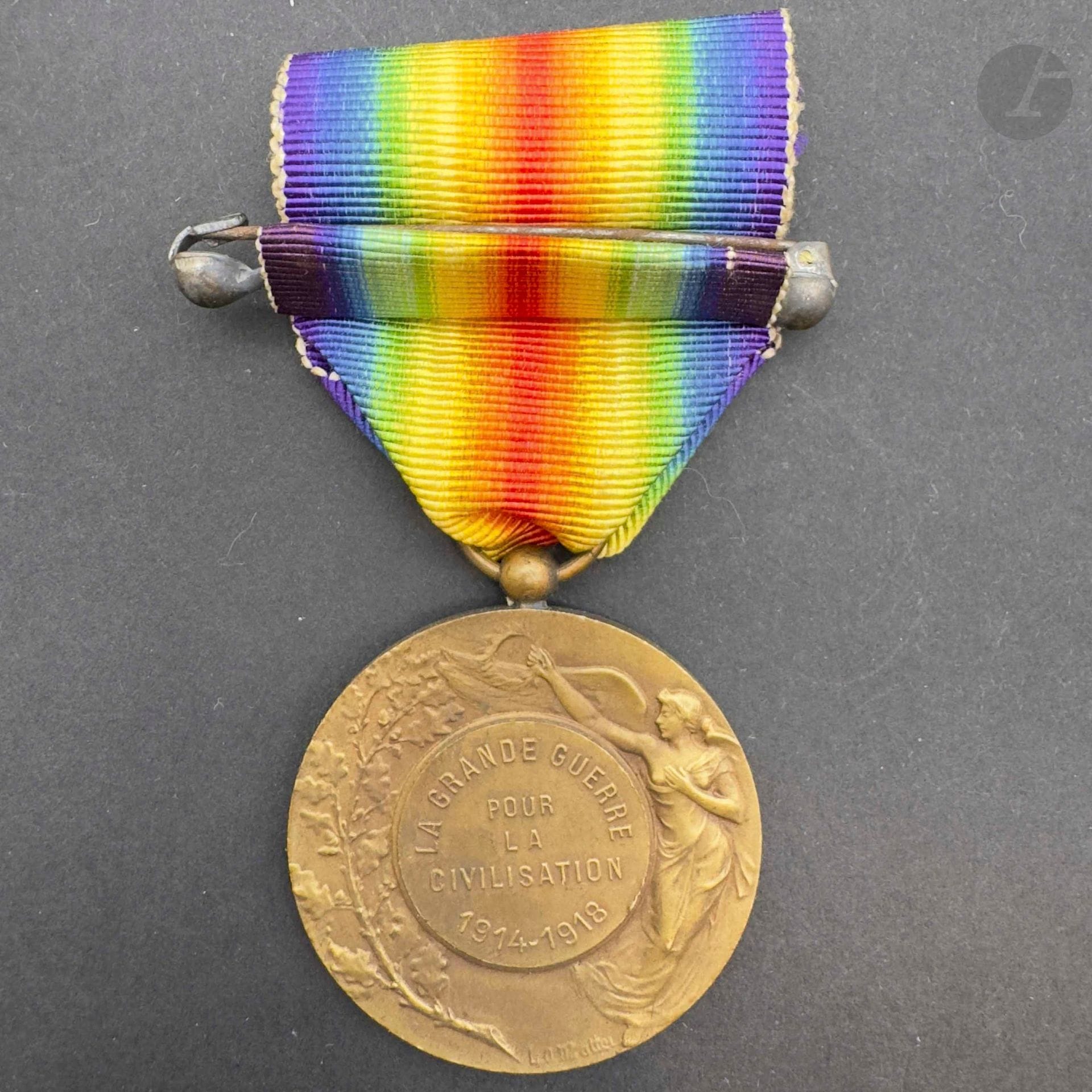 FRANCE 
MÉDAILLE INTERALLIÉE 
Médaille du modèle Pautot Mattéi. 
En bronze à patine claire. Poinçon corne d’abondance bronze sur la tranche. Ruban. 
Dans sa boîte avec rappel. 
SUP.