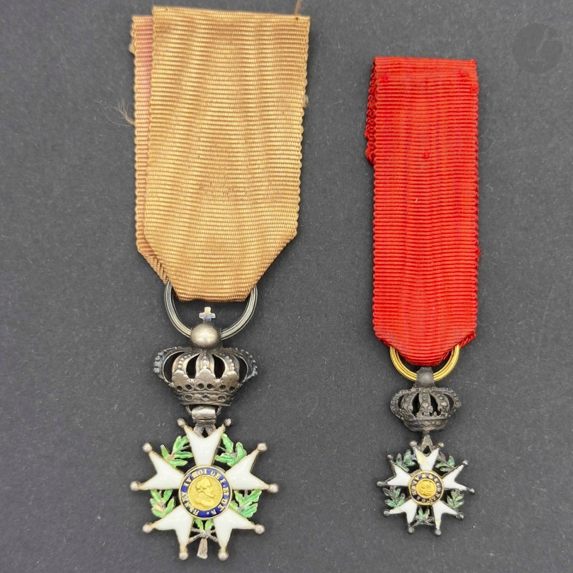 FRANCE 
ORDRE DE LA LÉGION D’HONNEUR 
Deux étoiles de chevalier d’époque Restauration
- une en réduction en argent, or et émail (restaurations). Ht.: 35 mm
-une miniature en argent, or et émail (manque la fleur de lys de couronne, éclats). Ruban postérieur. Ht: 21 mm
T.B.