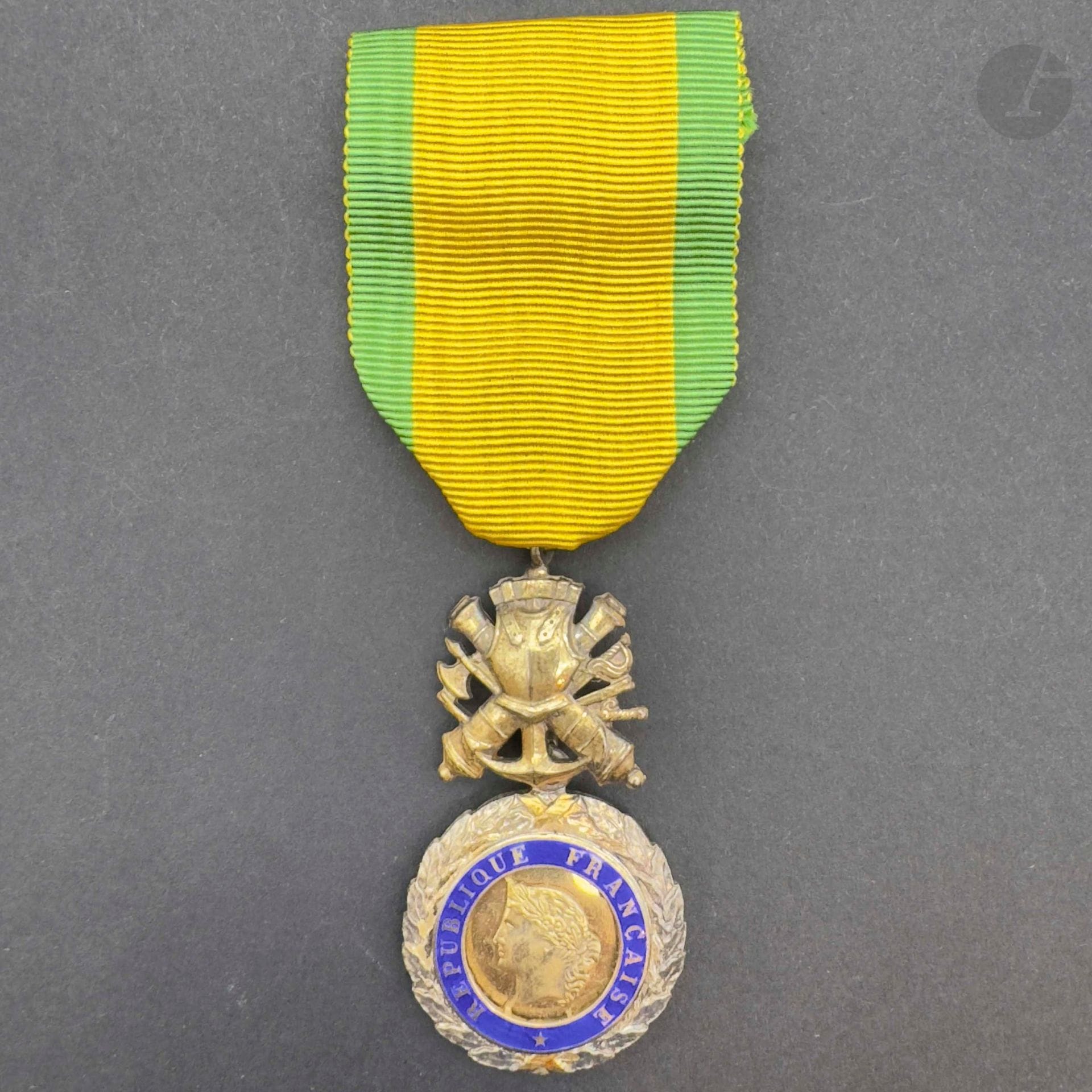 FRANCE 
MÉDAILLE MILITAIRE 
Médaille militaire d’époque IVe et Ve République, fabrication de joaillerie. Vermeil et émail. Le centre en plusieurs parties. Poinçon d’orfèvre aubert et tête de sanglier. 
SUP.