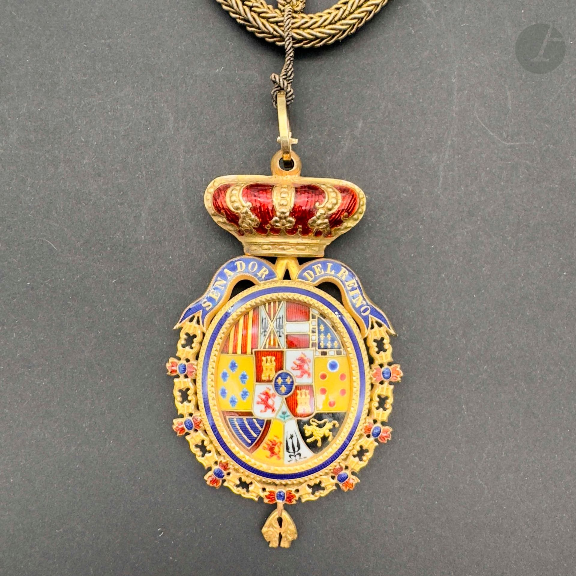 ESPAGNE 
Rare bijou de sénateur d’époque royale en or surmonté d’une couronne émaillée rouge. Insigne aux grandes armes d’Espagne, soulignée d’un filet bleu et entouré d’une banderole « Senador del reino » et du collier de la toison d’or. Revers en vermeil marqué «senado» en émail bleu avec son cordonnet de port en passementerie dorée. 
72 x 41 mm - Poids brut: 27 g
T.T.B. à SUP. Milieu du XIXe siècle. 

Provenance:
Vente Carayol, 10 août 1997, numéro 174.