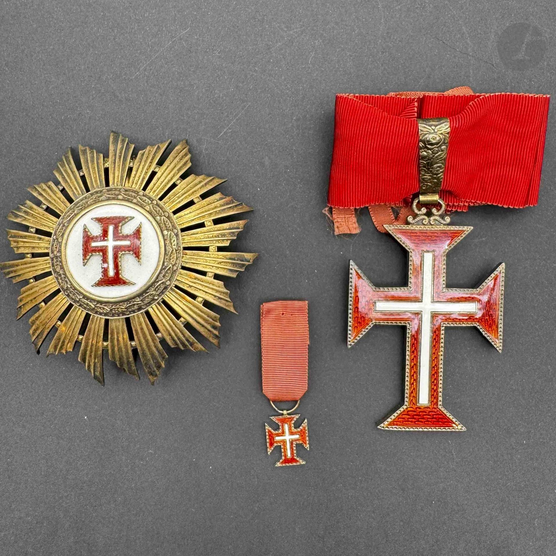 PORTUGAL 
ORDRE DU CHRIST
Ensemble de grand officier d’époque républicaine. 
- la croix en vermeil et émail. Fine cravate. 
- la plaque en vermeil et émail. Revers à attache basculante. 
- la miniature en vermeil. 
Dans son écrin de la Maison Frederica Costa aux armes de la République. 
T.T.B. à SUP.