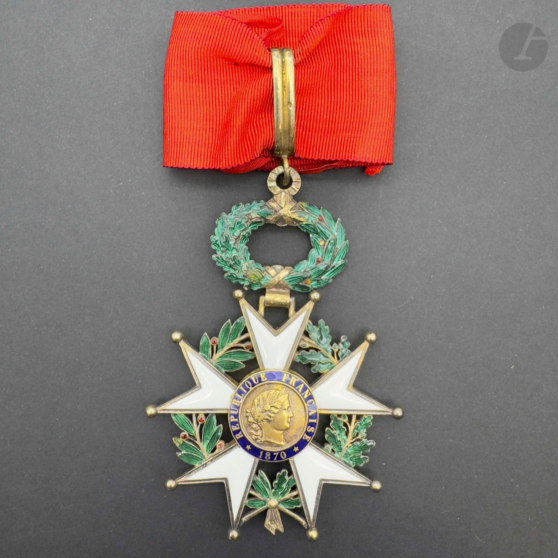 FRANCE
ORDRE DE LA LÉGION D’HONNEUR
Croix de commandeur IIIe République.
En vermeil et émail. Cravate. Poinçon tête de sanglier et d’orfèvre.
84 x 55 mm - Poids brut :42 g 
T.T.B. Dans son écrin Artus Bertrand.