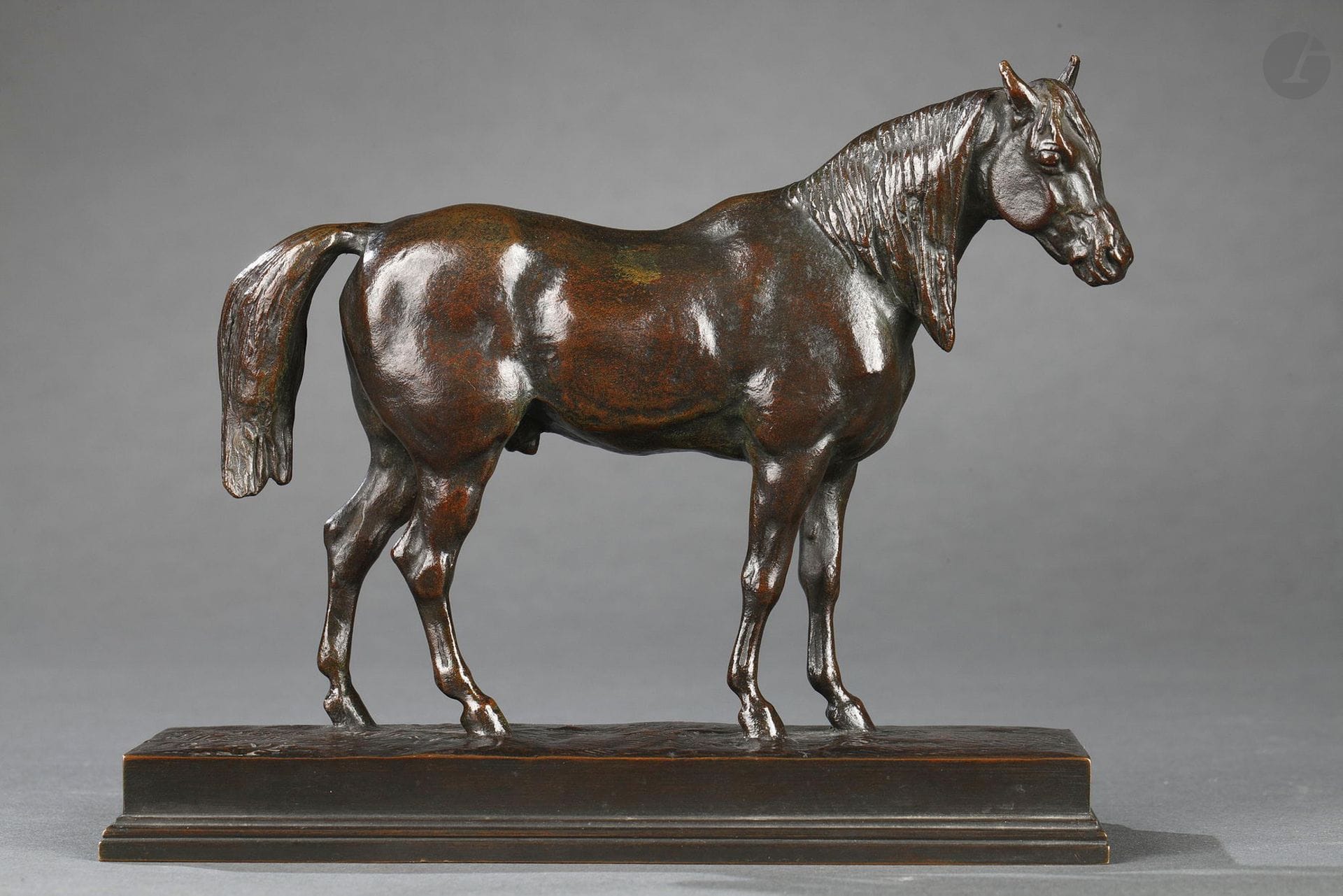 Antoine-Louis BARYE (1795-1875)
Cheval « demi-sang tête levée »
Bronze à patine brune foncée nuancée.
Signé sur la terrasse.
Fonte de « F. Barbedienne fondeur » vers 1890.
13.8 x 17.4 cm