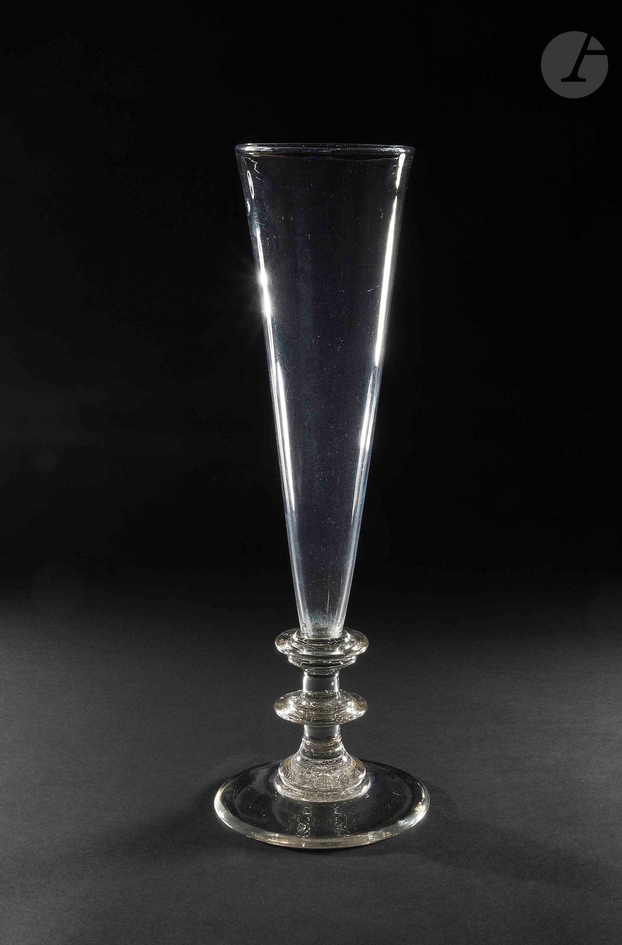 Yard of ale glass or Grand Verre. Resting on two blade-shaped knots. 
England, 19th century. 
H. 47 cm (capacity approx. 1.4 liters)