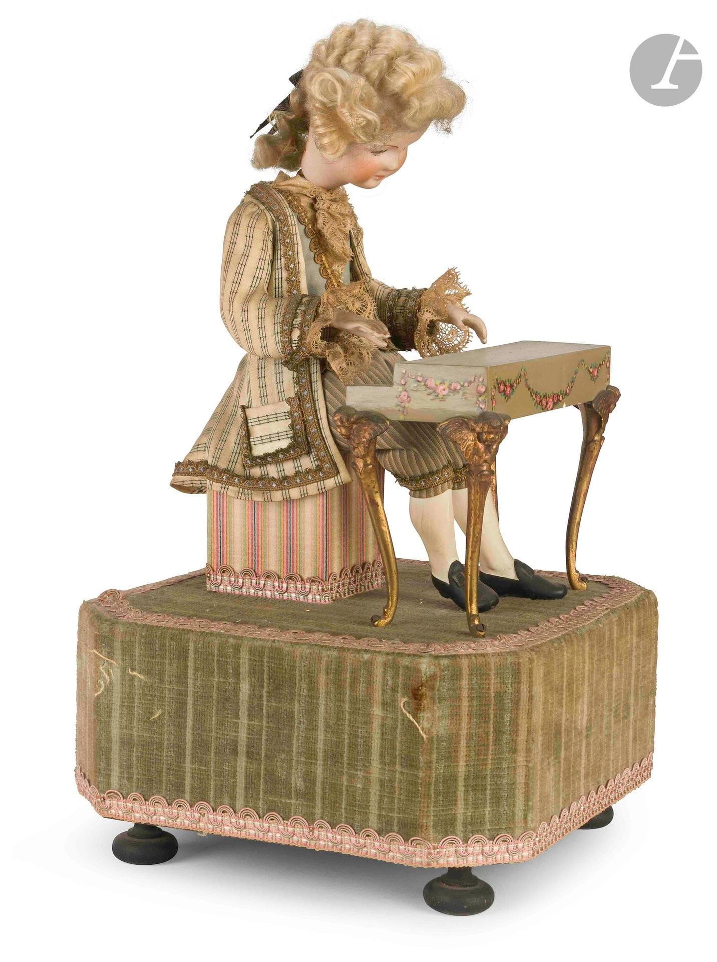 FARKAS
Small Mozart harpsichord-playing musical automaton, porcelain head, head and hand movement. With key. 
H. 35 cm 
Good condition, a few stains or soiling