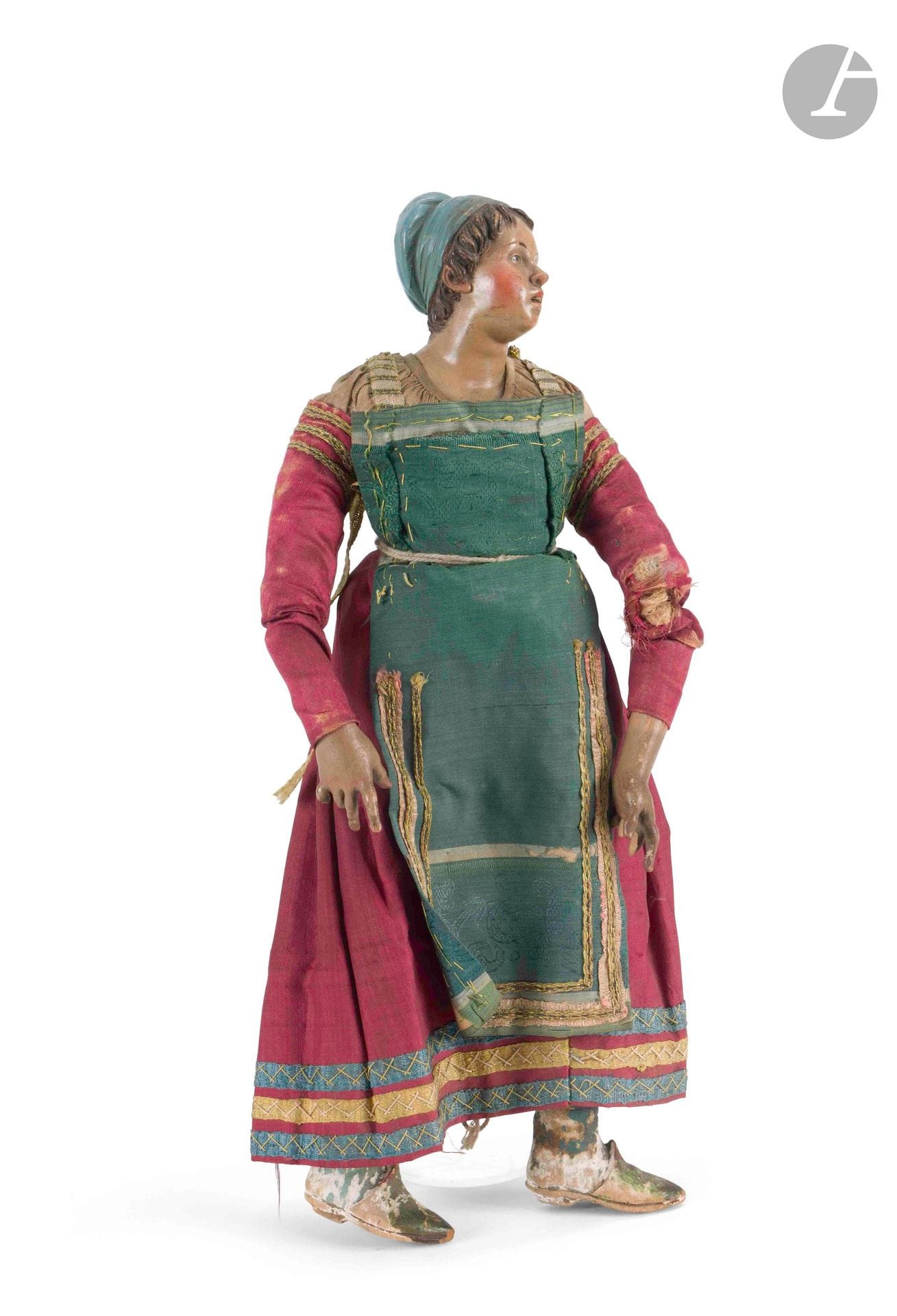 SANTON NAPOLITAIN
Personnage de crèche figurant une femme commerçante avec tête en terre cuite, yeux en verre, corps habillé de vêtement de soie, pieds en bois sculpté polychromé.
Italie du sud, Naples, XIXe siècle
H. : 31 cm
Accidents et manques