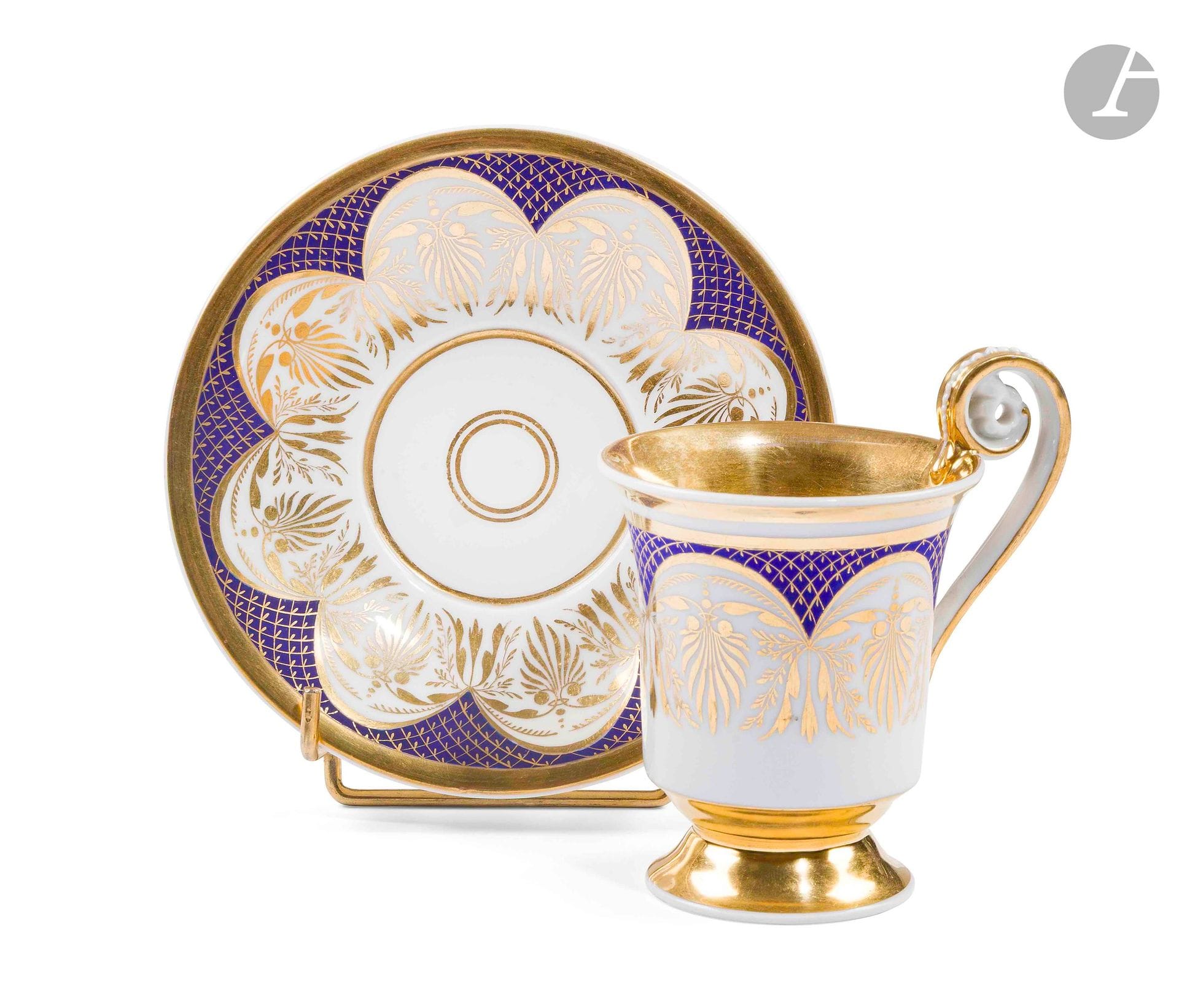 Berlin
Porcelain cup and saucer with blue and gold decoration of palmettes and trellis on a partial blue background. 
Marked : sceptre in blue.
19th century.
H. 11 cm, D. 15 cm