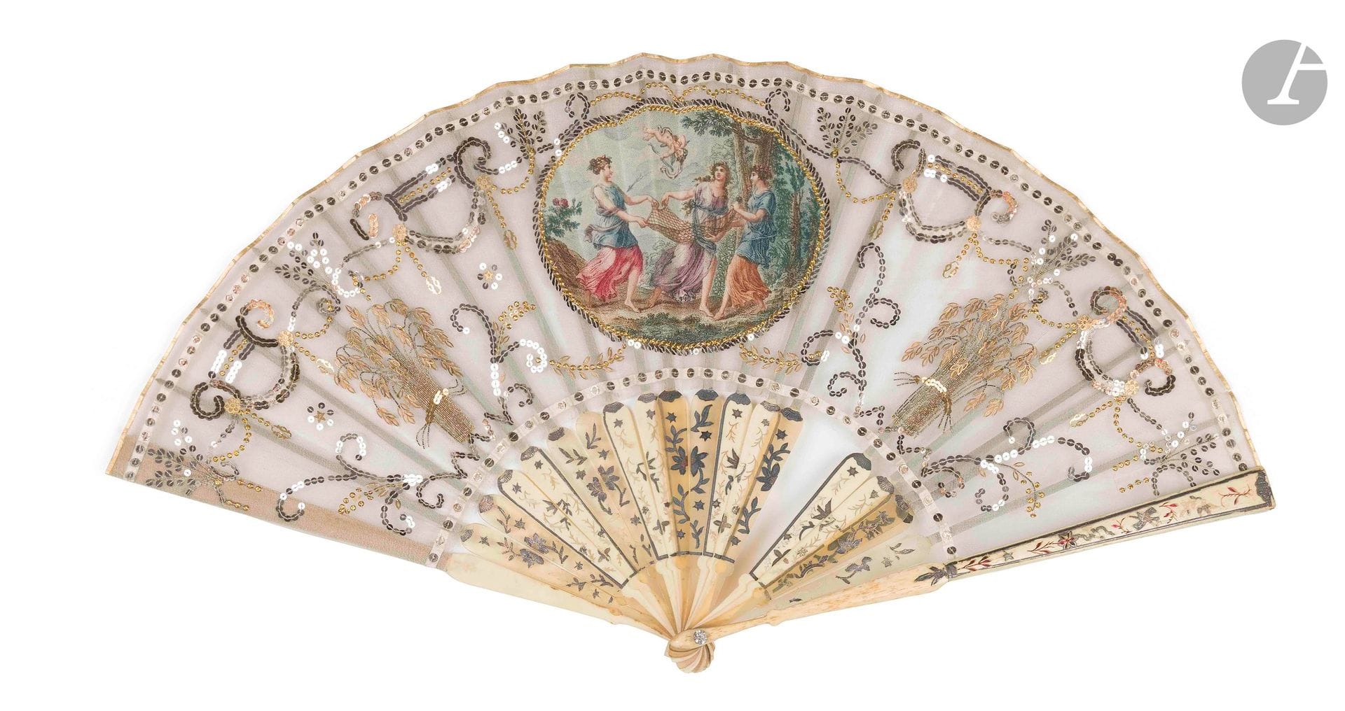 L'amour pris au piège, France, vers 1800 
Éventail plié, la feuille en gaze brodée de gerbes de blé en paillettes dorées et 
volutes argentées. Le centre orné d'une gravure sur papier illustrant des 
nymphes attrapant l'Amour dans leur filet. 
Le revers muet. 
Monture en os et corne blonde en alternance, à décor de fleurs gravées et 
dorées. 
H.t. 24 cm (décollements, usures, restaurations) 
Dans une boite recouverte de tissu fleuri portant sous le couvercle l'adresse de 
l'éventailliste Faucon à Paris.