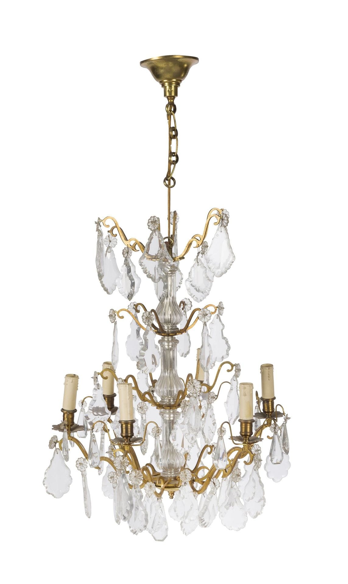 Lustre en bronze doré et verre taillé à six bras de lumières et décor de pendeloques et rosaces ; (monté à l'électricité).
Style Louis XV.
H : 60 cm, L : 48 cm