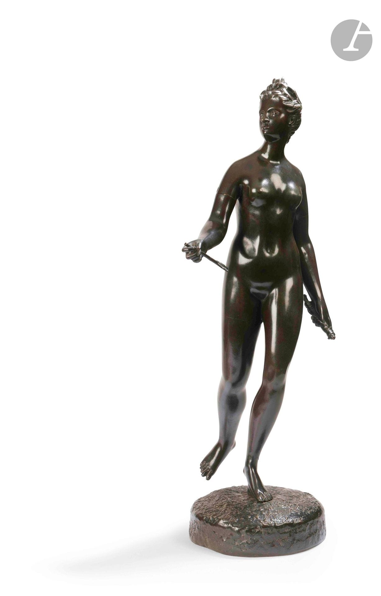D'après Jean Antoine HOUDON
Diane chasseresse
Epreuve en bronze patiné
Marque "Houdon" sur la terrasse
Fin du XIXe siècle
H. : 60 cm
Il manque la pointe de la flèche et une partie de l'arc, jeu au niveau de l'assemblage du bras droit.