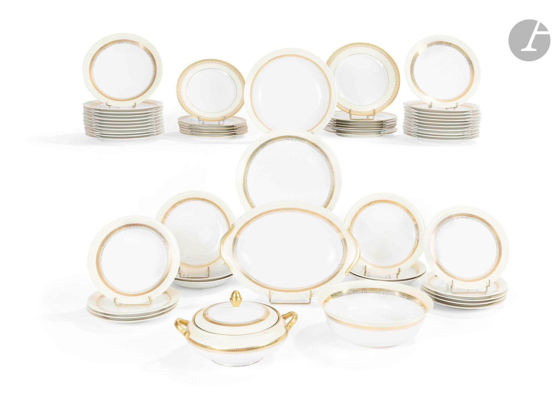 Deux parties de services en porcelaine de Limoges
- "Au vase étrusque Paris". Une partie de service de table comprenant 6 assiettes, 6 assiettes à dessert
- "Raynaud & C°". Partie de service de table comprenant 23 assiettes, 9 assiettes à dessert, 6 assiettes creuses, un bouillon couvert, un saladier, un plat ovale, un plat rond, un plat creux rond.
