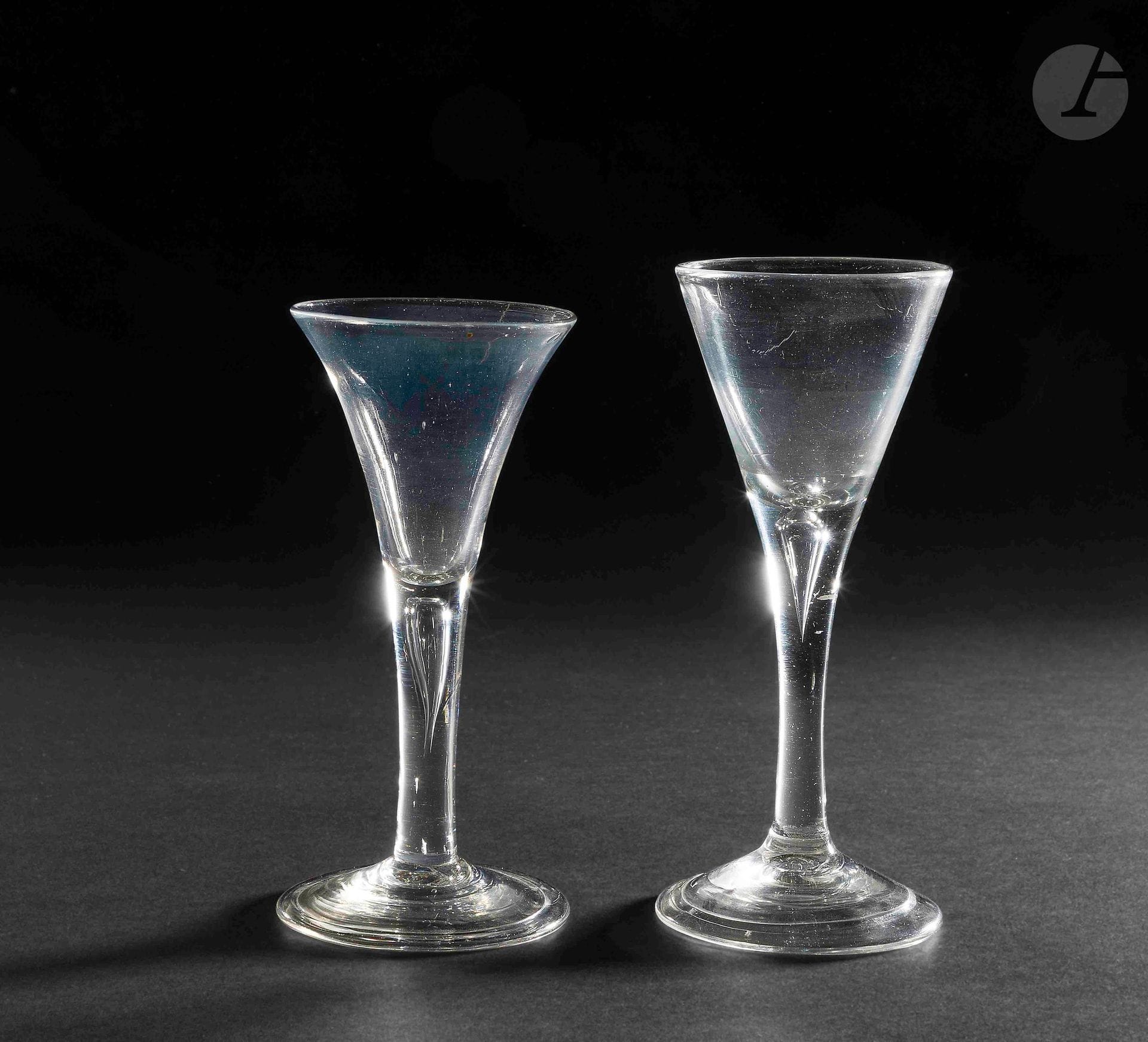 Two glass and crystal wine glasses. The bowl is flared. The leg includes a stretched teardrop. The foot is hemmed. 
England, mid 18th century. 
H. 15 and 16 cm

Provenance :
Brian Watson Antique Glass 2005