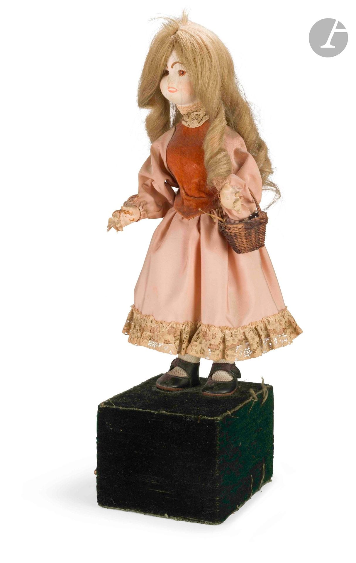 Automate jeune fille au panier, mouvement des bras et de la tête (à réviser). Avec sa clé. 
H. : 47 cm