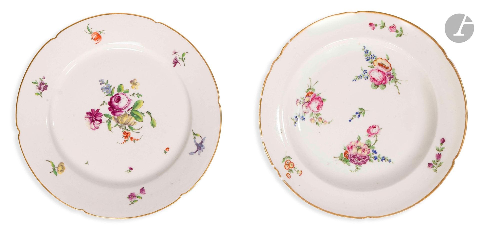 Lille et Boissettes
Deux assiettes à bord contournée en porcelaine dure à décor polychrome de bouquets de fleurs décentrés et filet or sur le bord.
Marquées en bleu : à Lille et B
XVIIIe siècle. 
D. : 24,5 cm
Quelques égrenures sur l'assiette en porcelaine de Lille